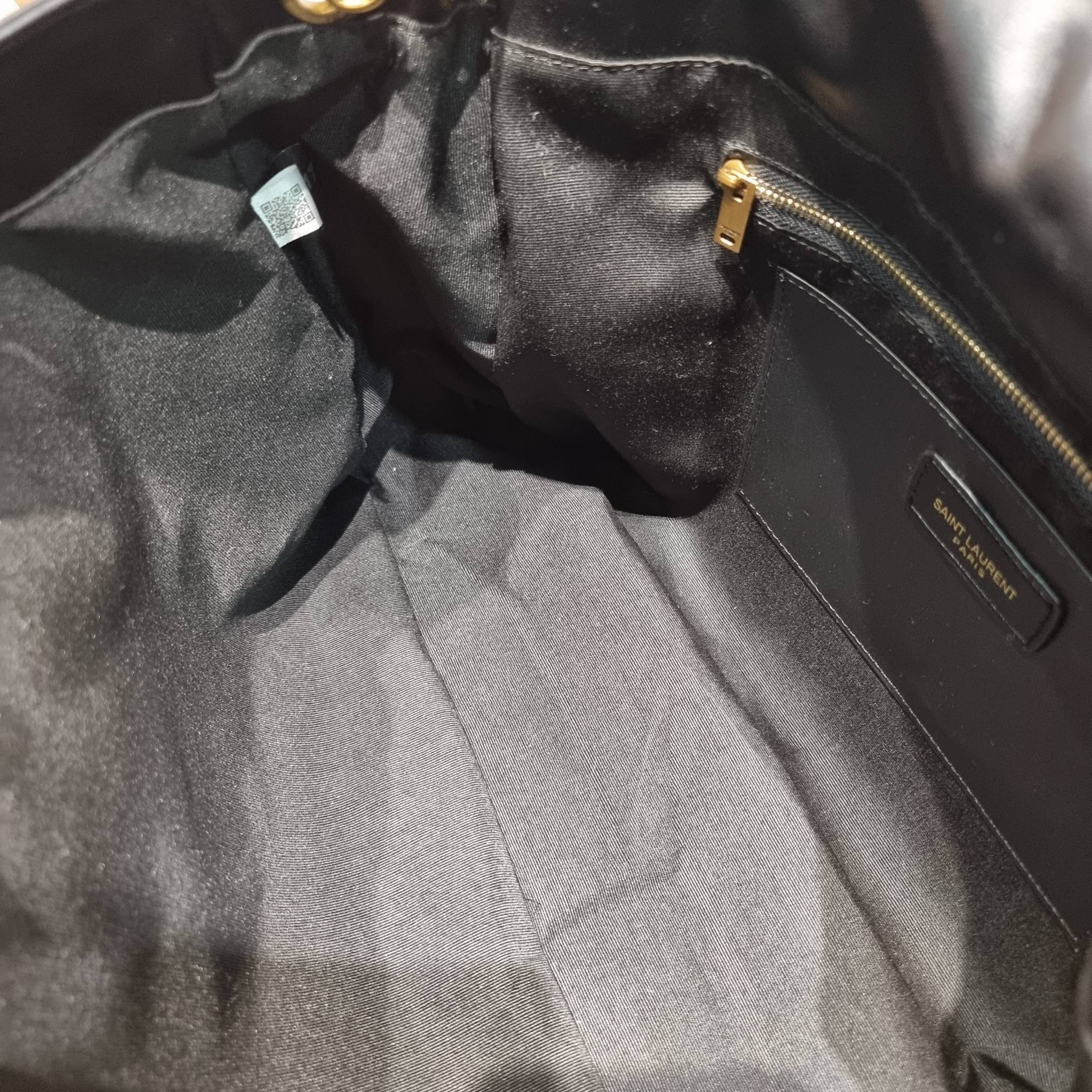 YSL jamie 4.3 in lambskin กระเป๋าสะพายใบใหญ่ เรียบหรู ดูปัง ดูแพง สีดำคลาสสิคตัดกับอะไหล่สีทองได้อย่างลงตัว ครบเครื่องตัวมัม! ดีไซน์ใหม่ 2023 สัมผัสผิวกระเป๋าดูดีมากๆ