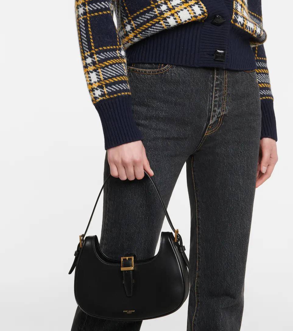 Yves Saint laurent le fermoir hobo bag in shiny leather / YSL hobo bag กระเป๋าสะพายไหล่ ดีเทลหรู สวยครบทุกมุม ตอบโจทย์สาวๆทุกไลฟ์สไตล์ เพราะใช้งานได้ง่ายและสะดวก vip พรีเมี่ยมกิ๊ฟจาก dytyfree วัสดุหนังวัวแท้เต็มใบ สัมผัสดีงามมากๆ น้ำหนักเบา ดูแพงที่สุด ปา