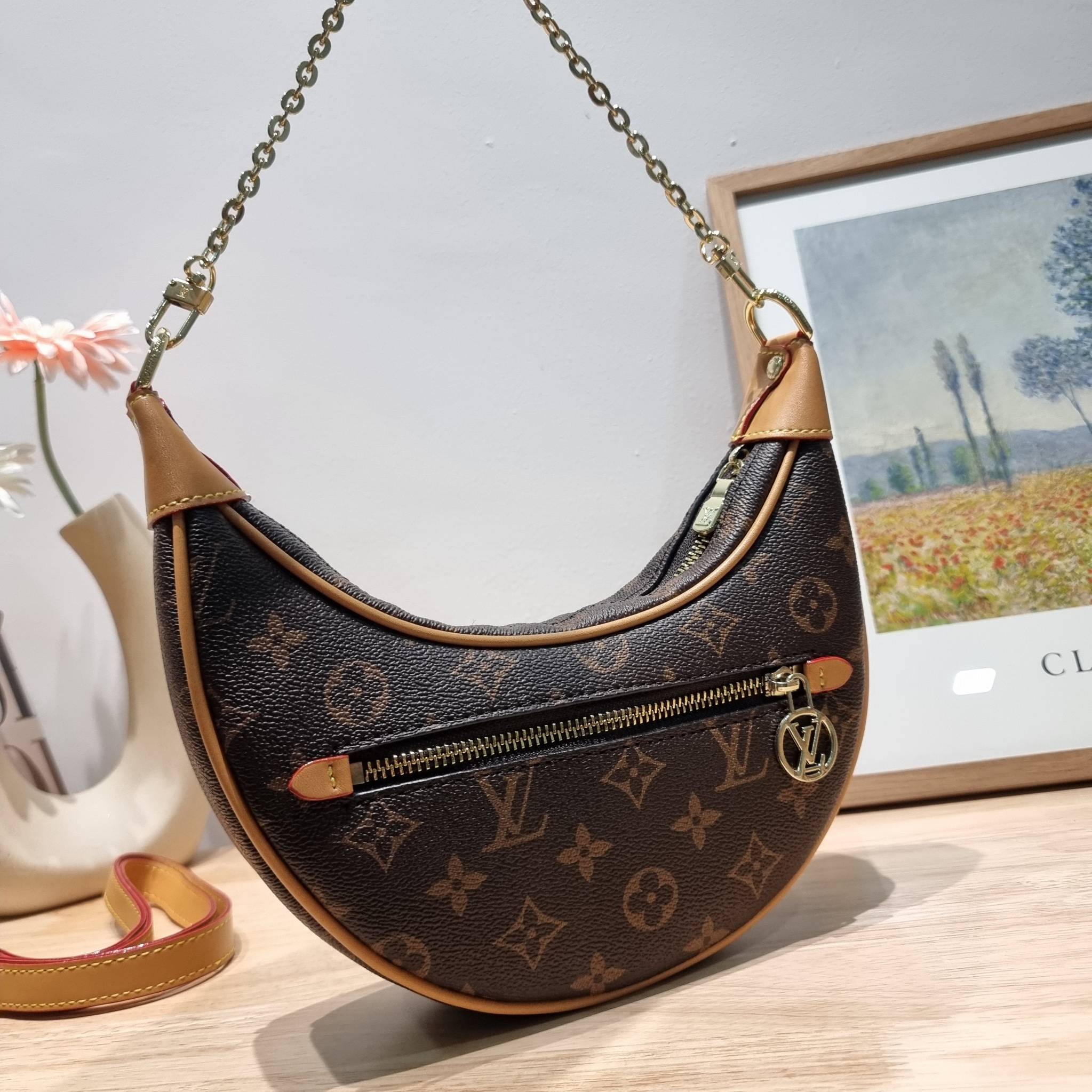 สุดยอดเดอะเบสท์ไอเท็ม ต้องยกให้เลย กับกระเป๋าสะพายทรงบาแกตต์ สวยหรู ดูแพงมาแต่ไกล LV loop bag ยังคงคลาสสิค ผู้ดี หรูหรา ขนาดกำลังพอดี ใส่โทรศัพท์ได้ทุกรุ่น วัสดุหนังแคนวาสคุณภาพ ด้านหน้ามีช่องซิปแยก สายสะพายมีมาให้ถึง 2 แบบ สลับใช้ได้เลยแบบไม่มีเบื่อ จะลุ