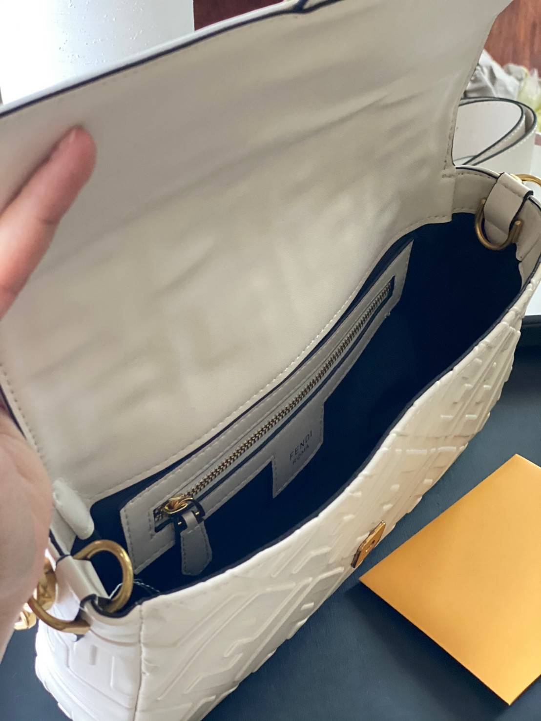 พรีเมี่ยมกิ๊ฟแท้ 100% 】หนังแท้ FENDI Baguette Shoulder Bag จุของได้เยอะมากก