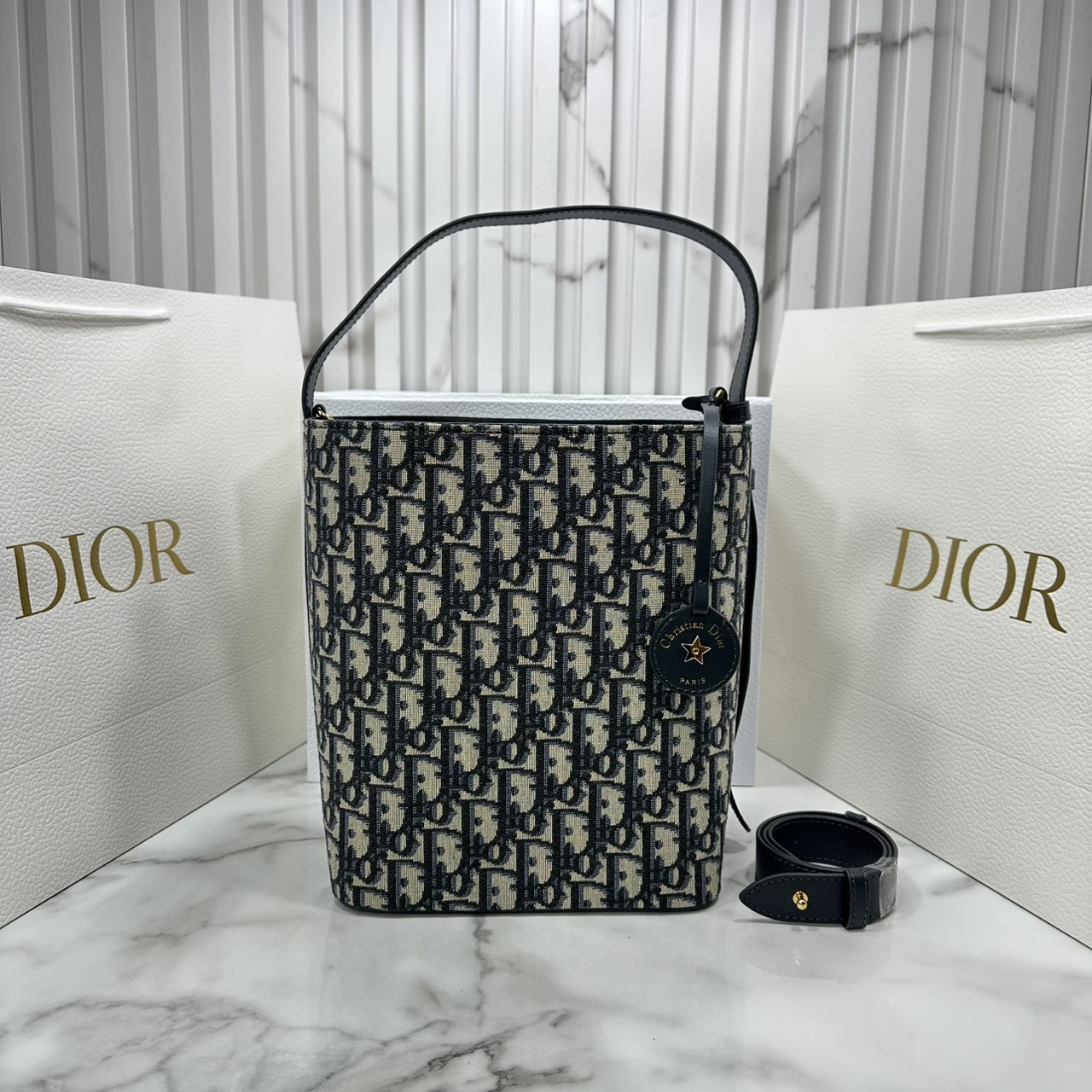 ORI หนังแท้ | DIOR Small Diorstar bucket bag Oblique jacquard fabric กระเป๋าสะพายทรงบัคเก็ต รุ่นใหม่ Cruise 2026 โดดเด่นด้วยดีไซน์ที่ง่ายต่อการใช้งานและมีประโยชน์ใช้สอยหลากหลาย