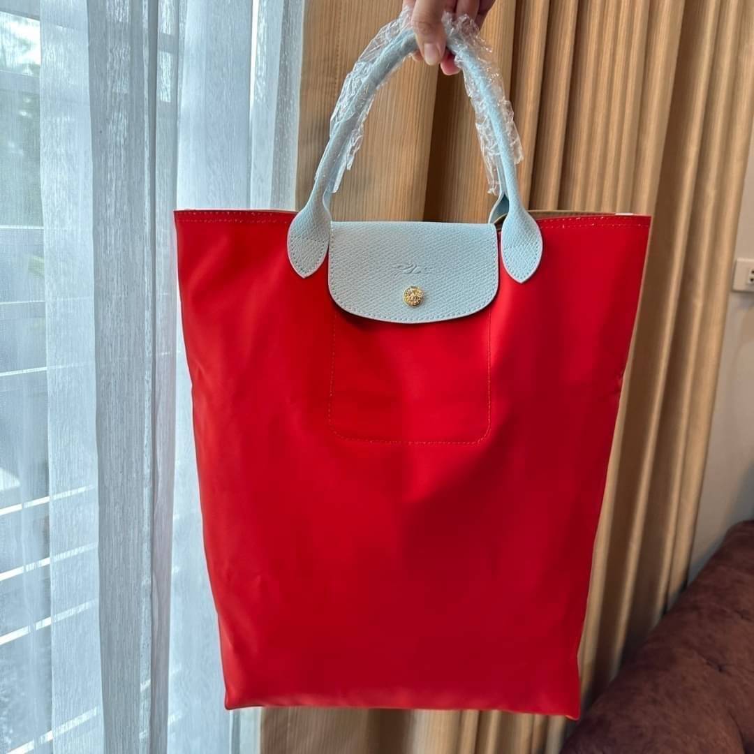 LONGCHAMP LE PLIAGE RE-PLAY TOP HANDLE BAG สินค้ารุ่นลิมิเต็ด collection สุดปัง ซื้อใบเดียวเหมือนได้2 ใบ กระเป๋าสะพายแนวตั้งที่กว้างขวาง มีเอกลักษณ์เฉพาะตัวแต่มีดีไซน์ที่น่าดึงดูด