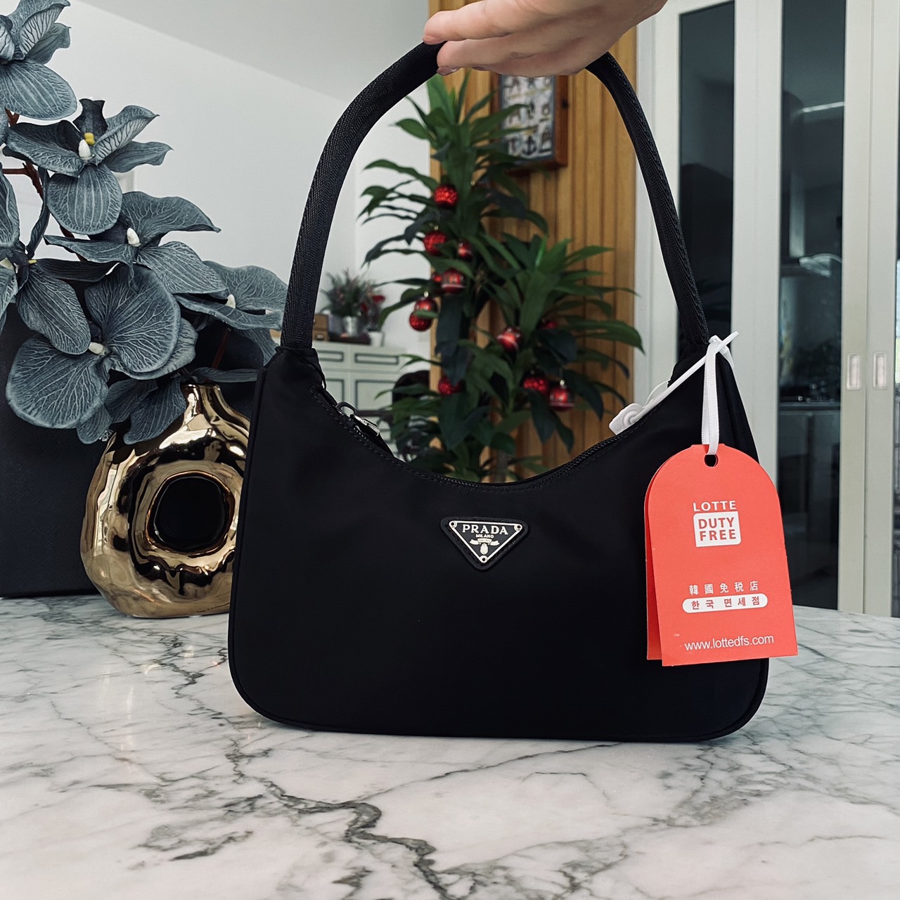 Prada Nylon Shoulder Bag / Re-Nylon Prada Re-Edition 2000 mini-bag กระเป๋าสะพายไหล่ผ้าไนล่อน เรียบแต่หรู คูลแต่เท่ห์ ยกให้ใบนี้ตลอดกาลเลยค่า