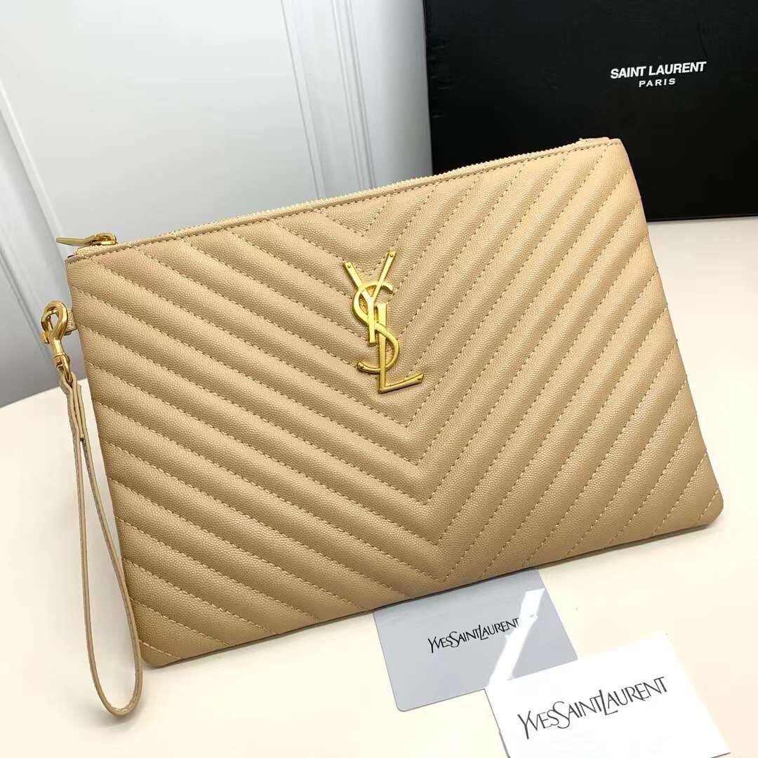 YSL Clutch Pouch in Matelasse Leather Bag กระเป๋าทรงคลัช/ทรงพอชสุดชิค ดีไซน์เรียบหรู โดดเด่นด้วยโลโก้ด้านหน้า เพิ่มดีเทลความผู้ดี พกพาง่าย ใช้งานสะดวกพร้อมสายคล้องมือ
