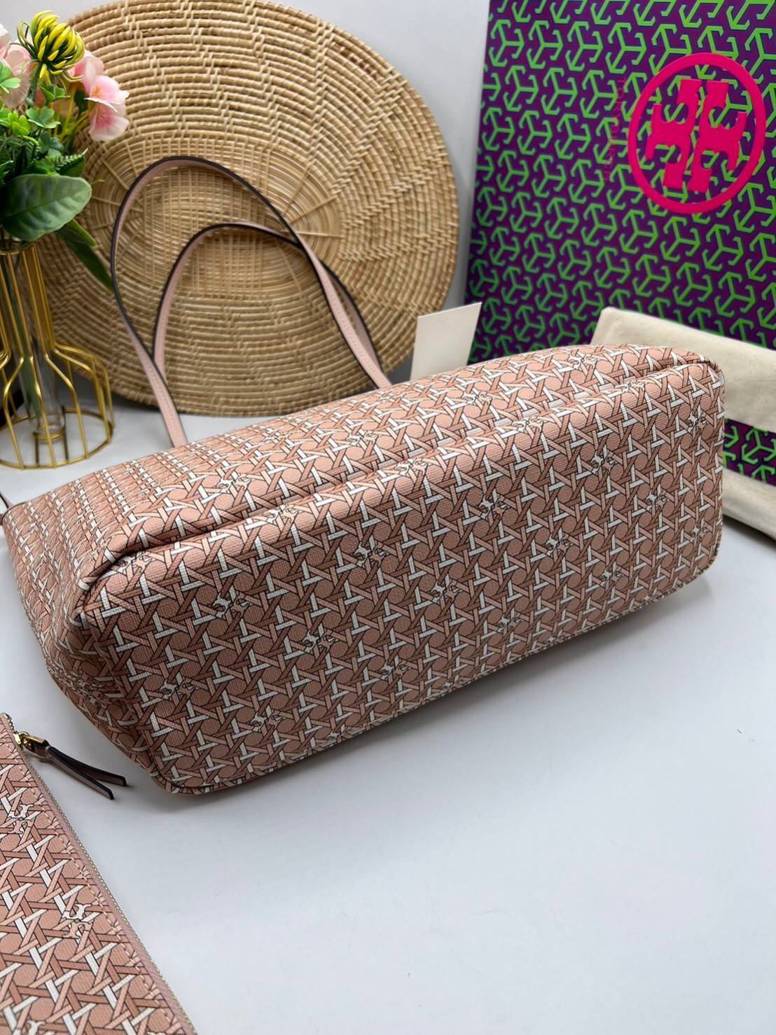 Tory Burch Ever Ready Zip Tote Small Coated Canvas / Tory Burch Geo Logo Tote กระเป๋าโท้ท พิมพ์ลายด้วยลวดลายสานตะกร้าอันเป็นเอกลักษณ์ของแบรนด์ ซึ่งได้แรงบันดาลใจจากความหลงใหลในงานจักสานของผู้ก่อตั้ง