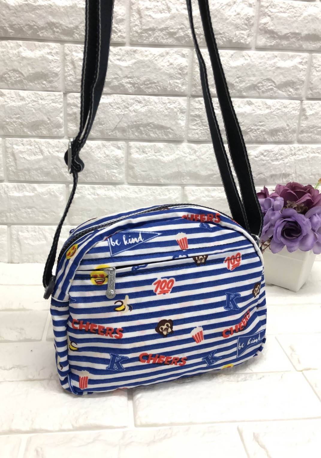 Kipling Emoji Shoulder Bag 2018 New arrival! กระเป๋าสะพายหรือ crossbody size mini วัสดุ nylon คุณภาพดี กันน้ำได้ระดับนึงค่ะ ดีไซน์รูป emoji น่ารักมากๆ ด้านหน้ามี 1 ช่องใส่ของ ช่องหลักเปิดปิดด้วยซิป ภายในโล่งใส่ของได้จุ มีช่องเล็ก และช่องซิปค่ะ ซับในลาย em
