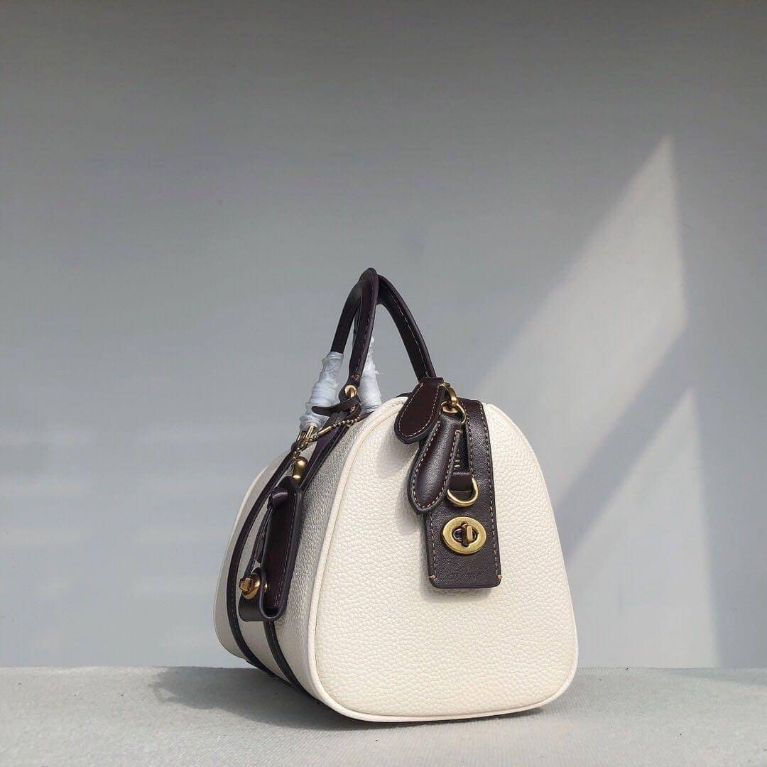 Coach ruby satchel 25 in colorblock C8530 / Coach Boston pillow bag ใหม่ก่อนใคร ไม่ต้องรอพรี! กับกระเป๋าทรงหมอนดีไซน์ใหม่ เพิ่มดีเทลความหรู มาพร้อมหูจับในตัว และสายสะพายครอสสีเข้ากับตัวกระเป๋า ภายในโล่งกว้าง ใส่ของได้สบายๆ จุได้แบบเน้นๆ ใบจริงมีเสน่ห์ดึงด