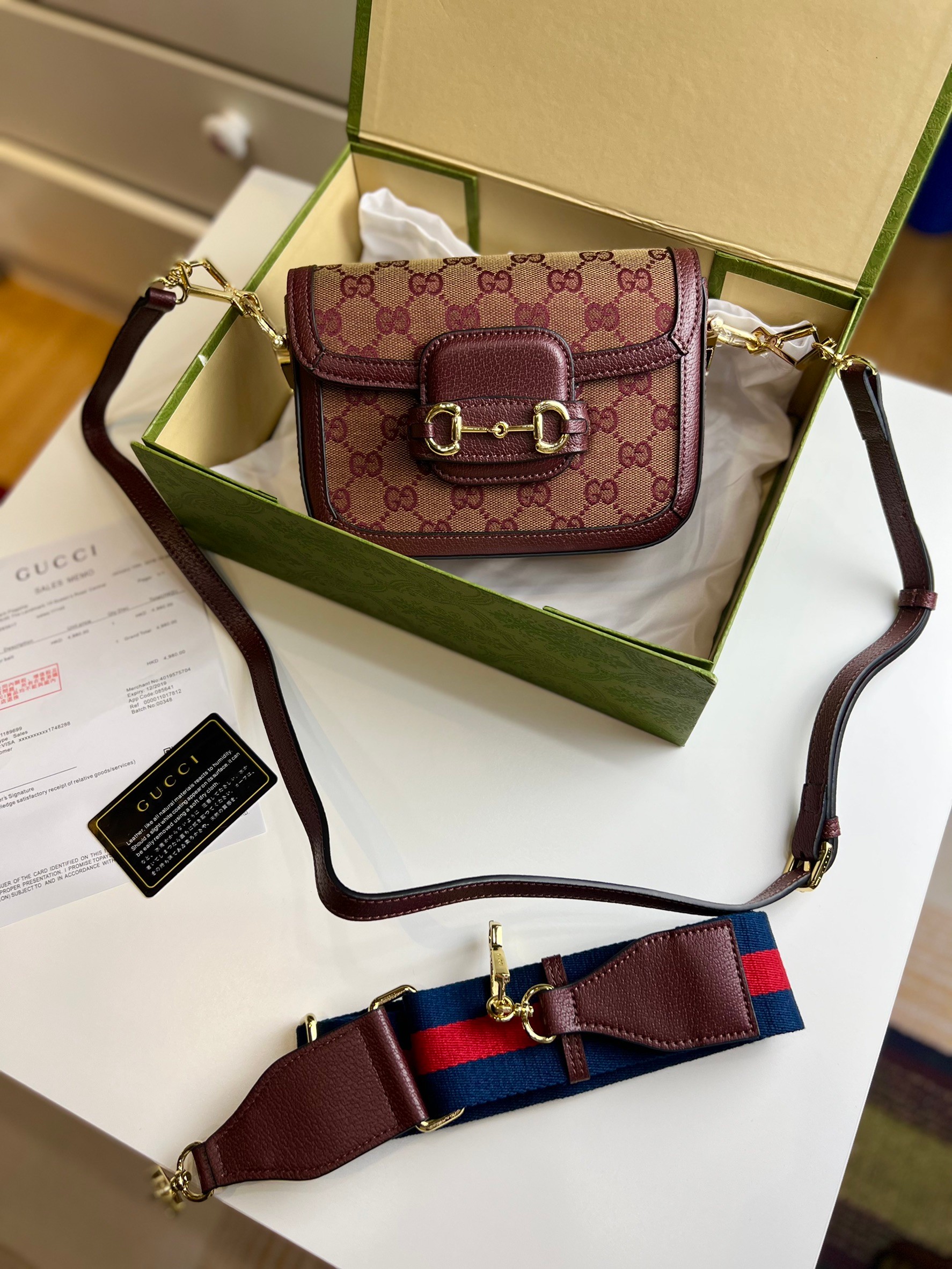 หนังแท้ GUCCI Horsebit 1955 mini bag GG Supreme canvas สีใหม่สวยมากกกก มีมาน้อยน้า สาวๆ ชอบรีบจัดเลยค่าา ที่สุดของรุ่นที่ฮอตหนักมาก คอลเลคชั่นที่ยอดขายดีตั้งแต่วันแรกที่ลง shop ด้วยรูปทรงที่กะทัดรัด ตอบโจทย์ได้ทุกลุค ทุกไลฟ์สไตล์ ใช้งานได้ง่ายคล่องตัว เรี