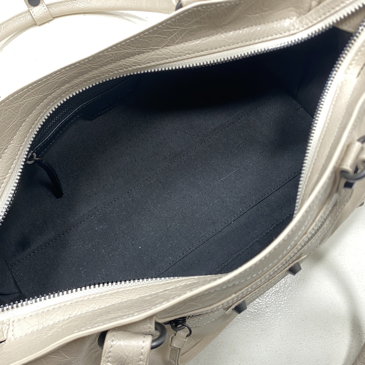 ORI หนังแท้ | Balenciaga Le City Bag East-west Bag กระเป๋าถือ/สะพายข้างทรงยาวดีไซน์โดดเด่นสวยเท่ล้ำสมัย ที่สุดแห่งความไอคอนิกไม่เหมือนใคร มีกิมมิคและลูกเล่นแพรวพราว