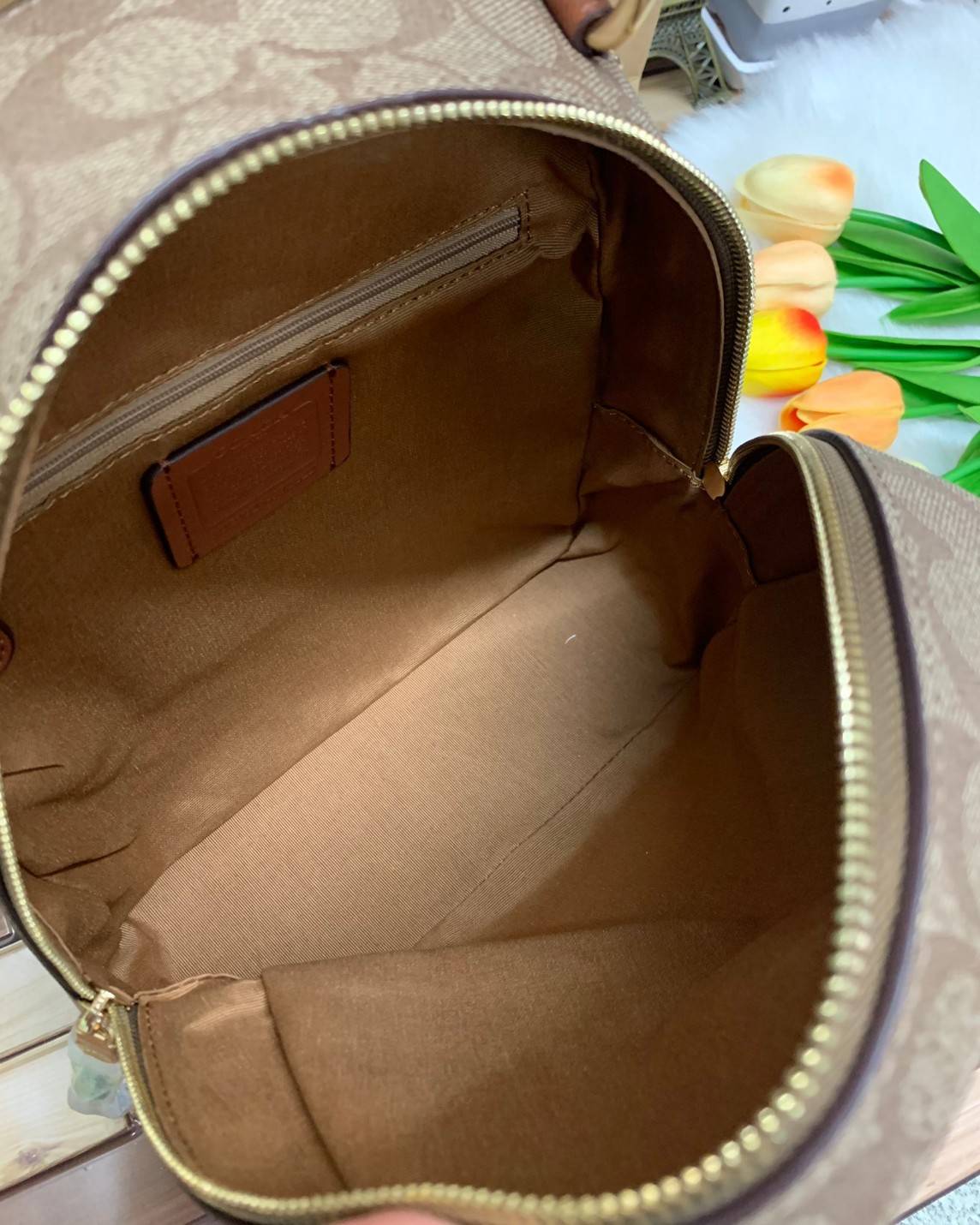 COACH JORDYN BACKPACK IN BLOCKED SIGNATURE ((76622//76624//76715)) พร้อมส่ง กระเป๋าสะพายหลังแบบมีหูหิ้ว หนังแท้ หนังนิ่มอย่างดีเลยค่า ด้านหน้ามีช่องซิปหนึ่งช่องสำหรับใส่ของจุกจิกนะคะ เปิดปิดช่องหลักแบบซิปคู่ หัวซิปมีหนังห้อยมาให้ ภายในกระเป๋าโล่งใส่สัมภาร