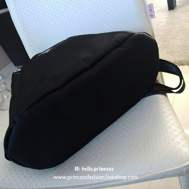 รุ่นใหม่พร้อมส่ง NEW!! PRADA NYLON BACKPACK กระเป๋าสะพายเป้ วัสดุทำจาก ผ้าPolyester คุณภาพดี สามารถกันน้ำได้ในระดับนึง เปิดปิดด้วยซิปจุของได้เยอะ สายสะพายหลังลายแบรนด์ สามารถปรับได้ฟรีด้านหน้ามีช่องซิป2ช่องใส่ของได้ ด้านในมีช่องแบ่งสามารถใส่มือถือได้ ใส่เ