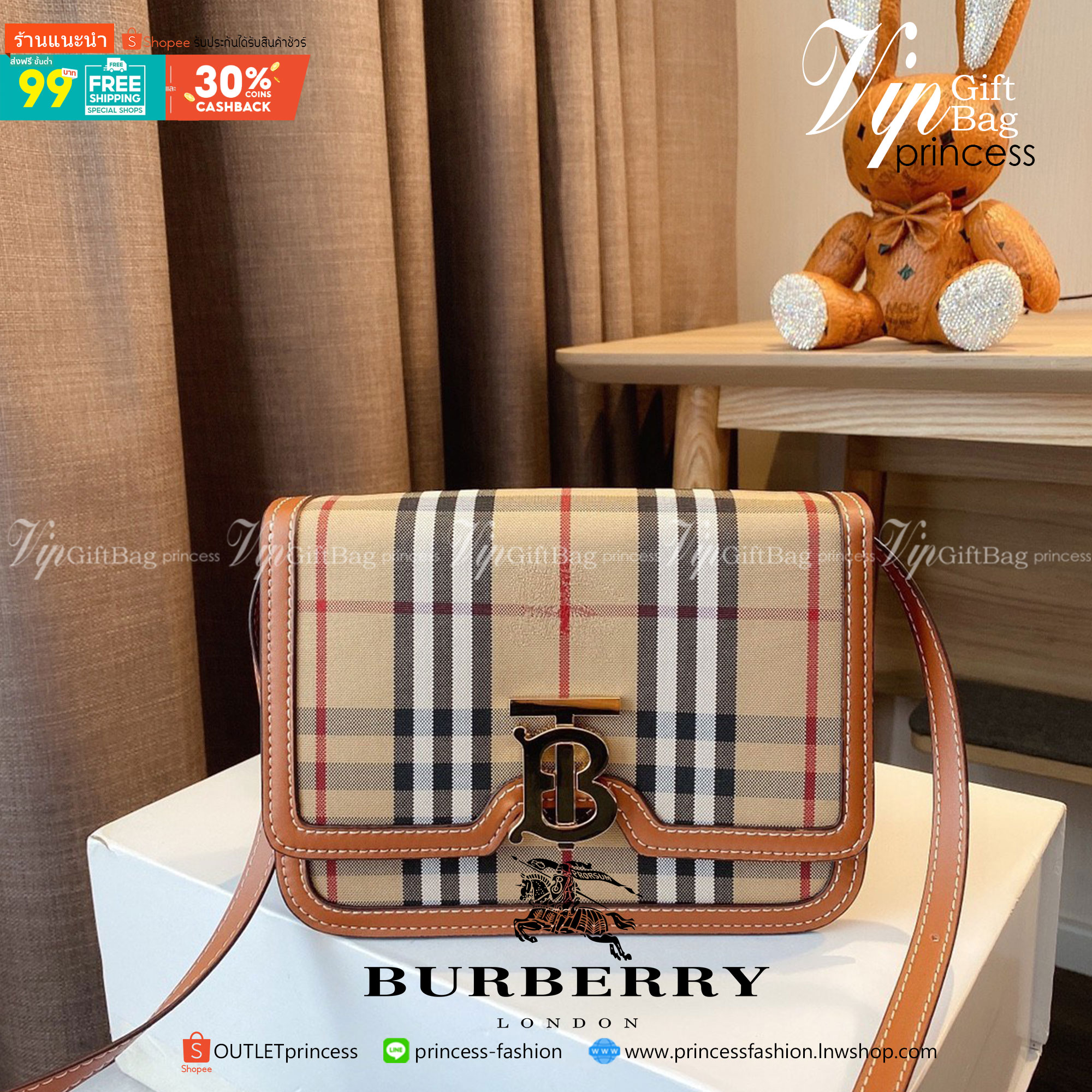 BURBERRY FRAGRANCES CROSSBODY BAG VIP GIFT WITH PURCHASE (GWP) พรีเมี่ยมกิ๊ฟ Limited Edition จากน้ำหอม BURBERRY วัสดุ Canvas & Leather ทรงเหลี่ยมสวยหรูอยู่ทรงมีโลโก้แบรนด์ด้านหน้า