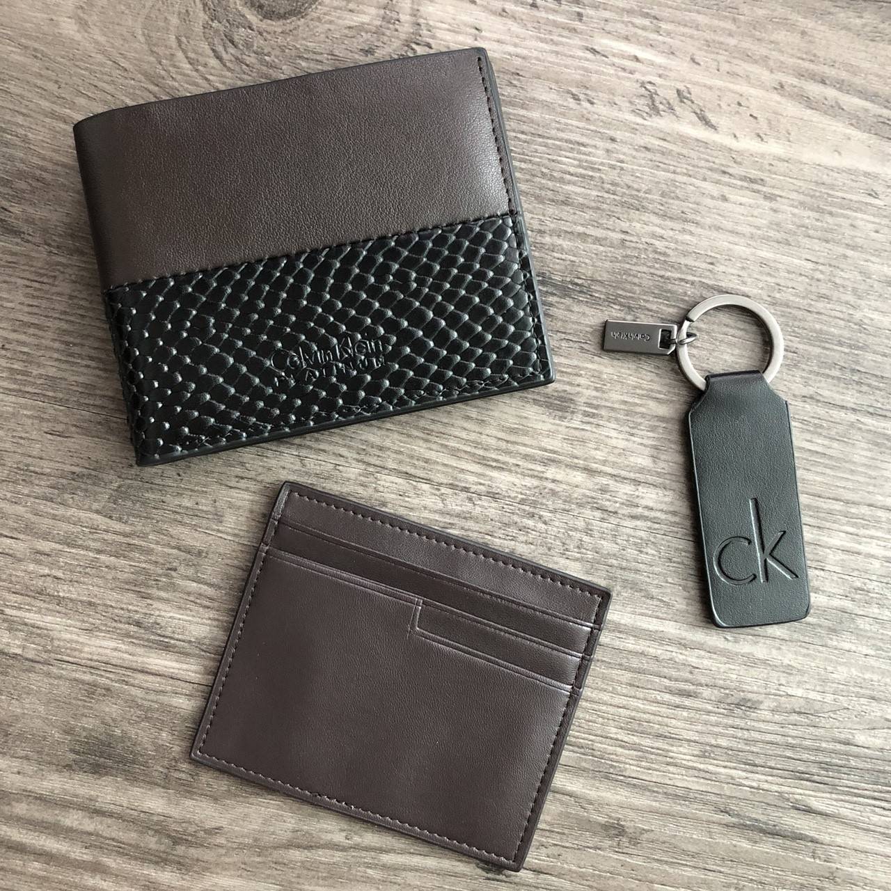 Calvin Klein Short Wallet with Key Set กระเป๋าสตางค์ใบสั้น Set สุดคุ้ม จะมอบให้เป็นของขวัญหรือใช้เองก็แนะนำค่ะ