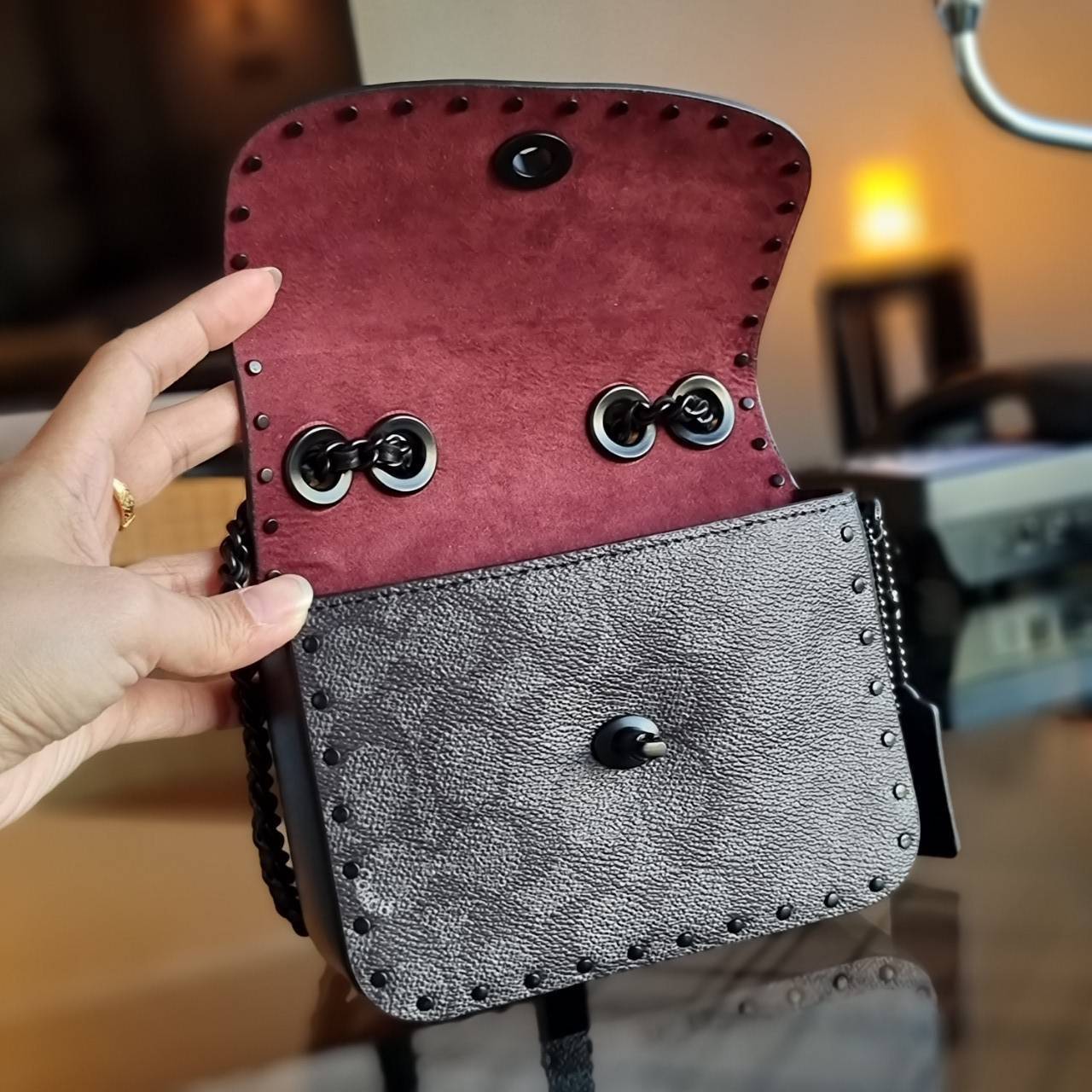 COACH C2462 MADISON SHOULDER BAG 16 IN SIGNATURE CANVAS WITH RIVETS (B4NQ4) กระเป๋าสะพายข้าง ไซส์กะทัดรัด พกพาง่าย น้ำหนักเบา ดีไซน์สวย โดดเด่นด้วยตัวล็อครูปดอกไม้ สีสันตกแต่งตัดกันกับลายซีอย่างลงตัว วัสดุหนังแคนวาสเคลือบลาย ภายในแบ่งสัดส่วนให้อย่างดี มาพ