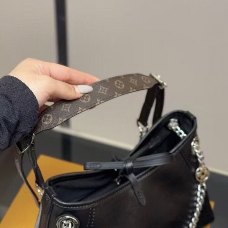 LV CarryAll Vibe BB ใหม่ล่าสุด กระเป๋าสะพายทรงโท้ทไซส์เล็ก สวยหรูดีไซน์เรียบง่ายคลาสสิค ดูผู้ดี รูปทรงสวยตลอดกาล ใช้ได้กับทุกลุค ทุกโอกาส