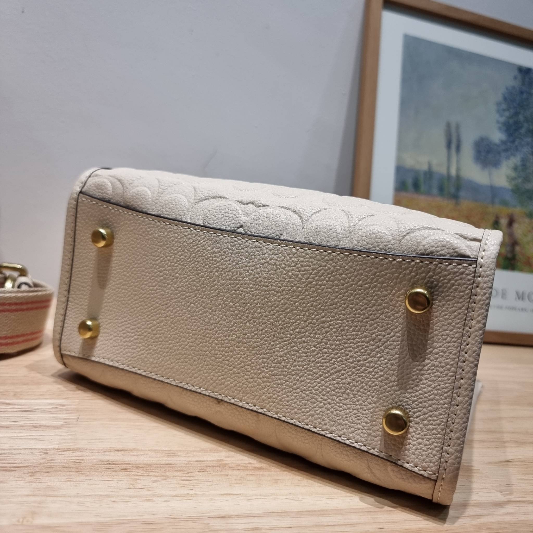 COACH C4829 FIELD TOTE 22 IN SIGNATURE LEATHER คอลเลคชั่นสุดหรู กับกระเป๋าทรงโท้ท ไซส์กำลังสวย ดีเทลหนังปั๊มเต็มใบ สีโทนผู้ดีม้าก บวกกับสายสะพายสีตัดกับกระเป๋า เพิ่มมูลค่าไปอีก ทำให้ไอเท็มนี้ดึงดูดทุกสายตา