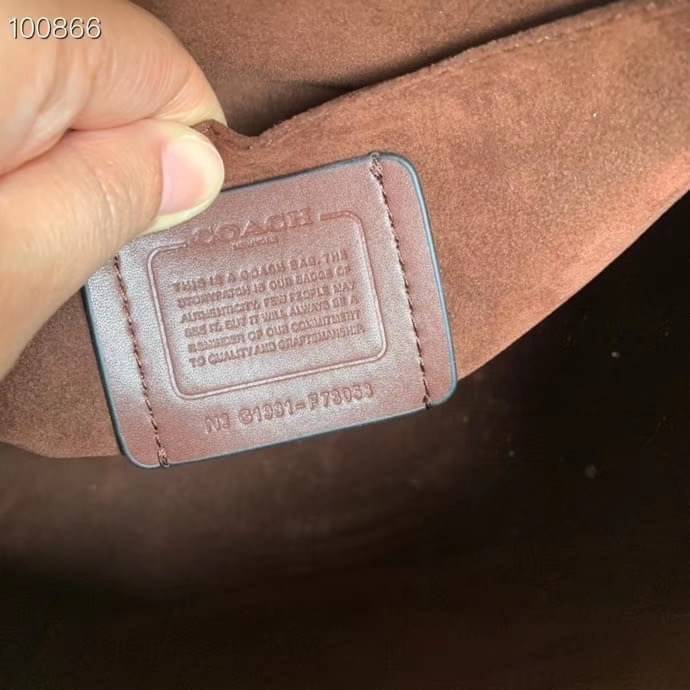 COACH ZOE CARRYALL IN SIGNATURE CANVAS เดอะเบสท์แห่งปี ต้องยกให้พี่คนสวยใบนี้เลย!! รุ่นที่สาวๆตามหา หายากอีกหนึ่ง กระเป๋าถือ/สะพายทรงสวย คลาสสิค ใบใหญ่จุคุ้ม มีดีเทลน่ารักๆที่แม่กุญแจ สามารถล็อคหัวซิปได้ กุญแจซ่อนในพวงหนังห้อยก็น่ารักไปอีก ภายในโล่งกว้าง 