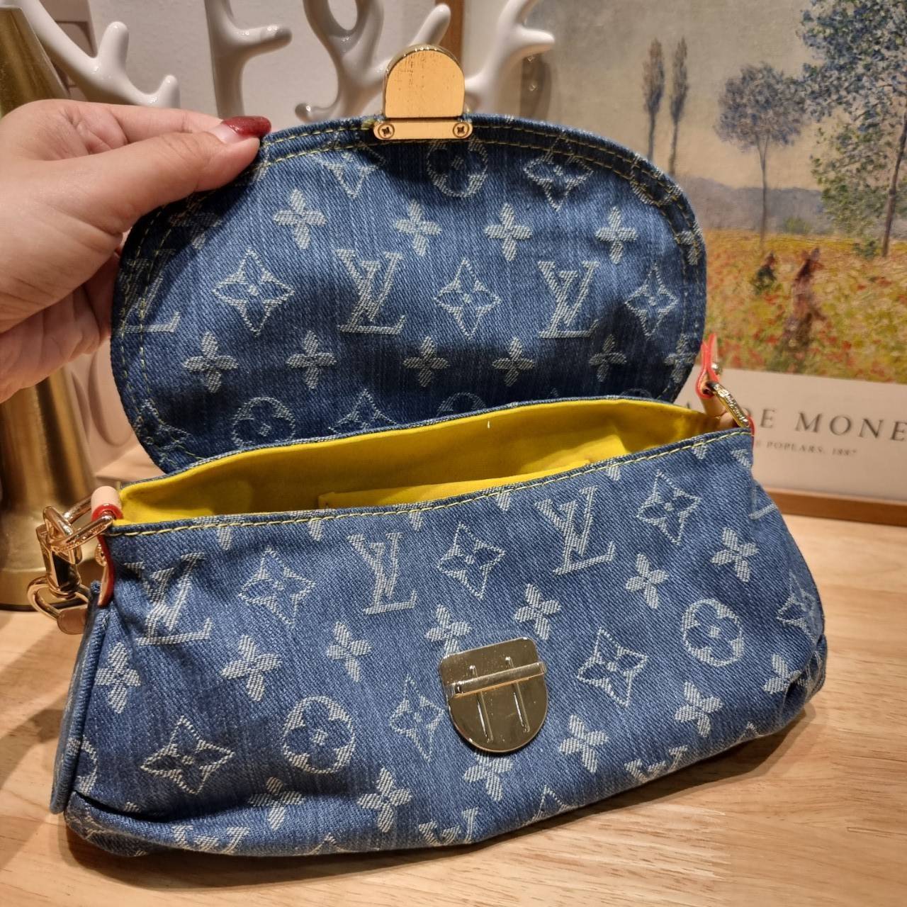 LV mini pleaty denim bag / LV Denim Pochette Bag ฮอตตัวแม่แบบฉ่ำ กับกระเป๋าสะพายไหล่ แรร์ไอเท็มที่สาวๆตามหา ดีไซน์เดนิมสวยโดดเด่น รูปทรงวินเทจ