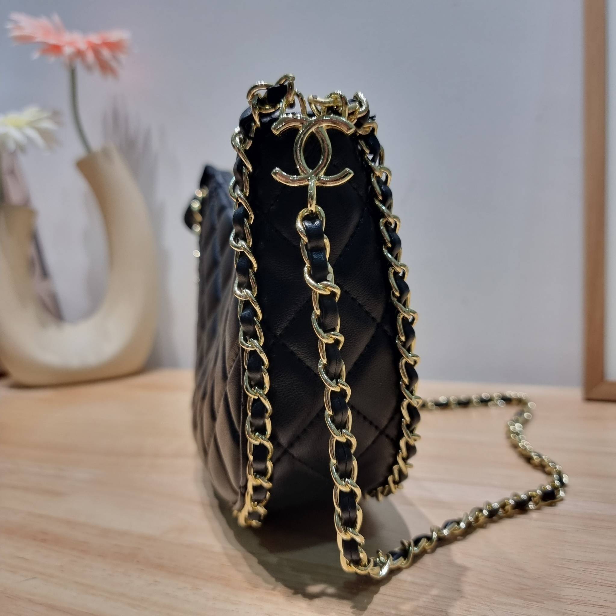 Chanel small hobo bag ใหม่ล่าสุดคอล 2023 กับกระเป๋าสะพายทรงโฮโบ ที่มีลูกเล่นให้สาวๆได้ใช้ไม่มีเบื่อ มีอะไหล่เกี่ยวปรับทรงได้ ดีไซน์โซ่ตกแต่งรอบตัว