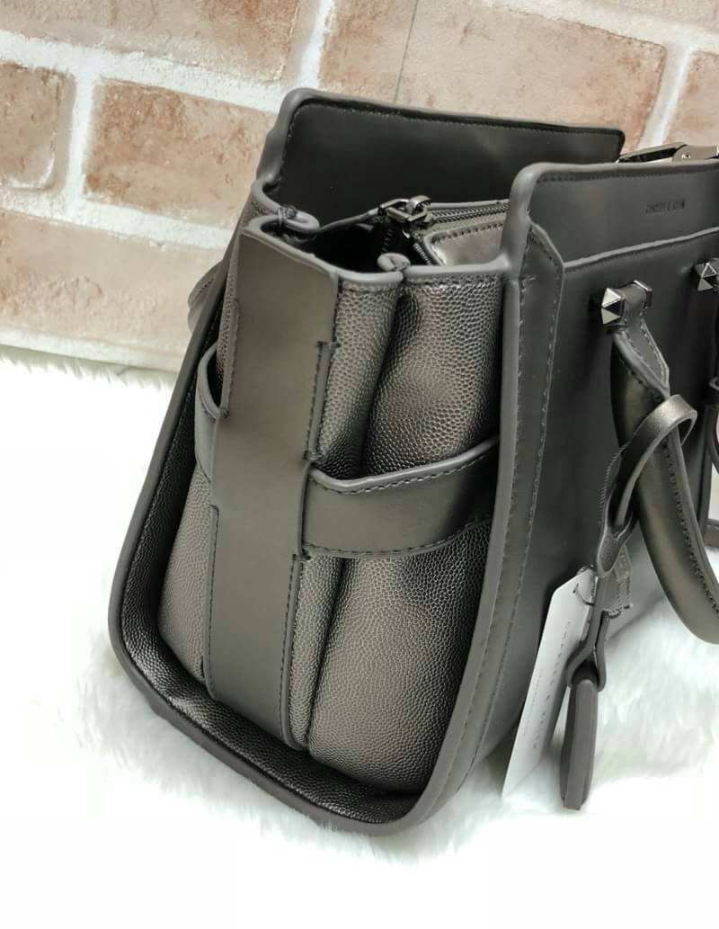 CHARLES & KEITH TRAPEZE BAG (หนังเรียบ) กระเป๋าถือหรือสะพายรุ่นยอดนิยมดีไซน์สวยหรู - วัสดุหนังลายคาร์เวียร์ สวยอยู่ทรง - ด้านข้างเเต่งช่องตัดดูมีดีเทล - ด้านหน้าสกรีนโลโก้ ด้านหลังมีช่องซิป - เปิดปิดด้วยซิปหัวซิปปั๊มโลโก้ หูจับเเข็งแรง พับลงได้