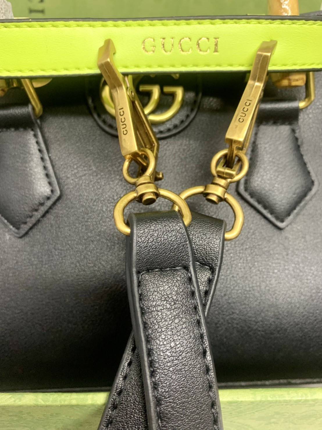 กระเป๋า GUCCI สไตล์งานหูไม้ไผ่ Size mimi รุ่น Gucci Diana Bag กระเป๋าสุดคลาสสิกดีไซน์มาใหม่พร้อมเข็ดขัดหนังสีสะท้อนแสงประดับตรงหูกระเป๋า กระเป๋าทรง tote วัสดุหนังแท้ (calfskin) อะไหล่ทอง ขนาดกำลังดี งานสวยตั้งอยู่ทรง มีสายสะพายยาว 1เส้น สามารถปรับระดับได้