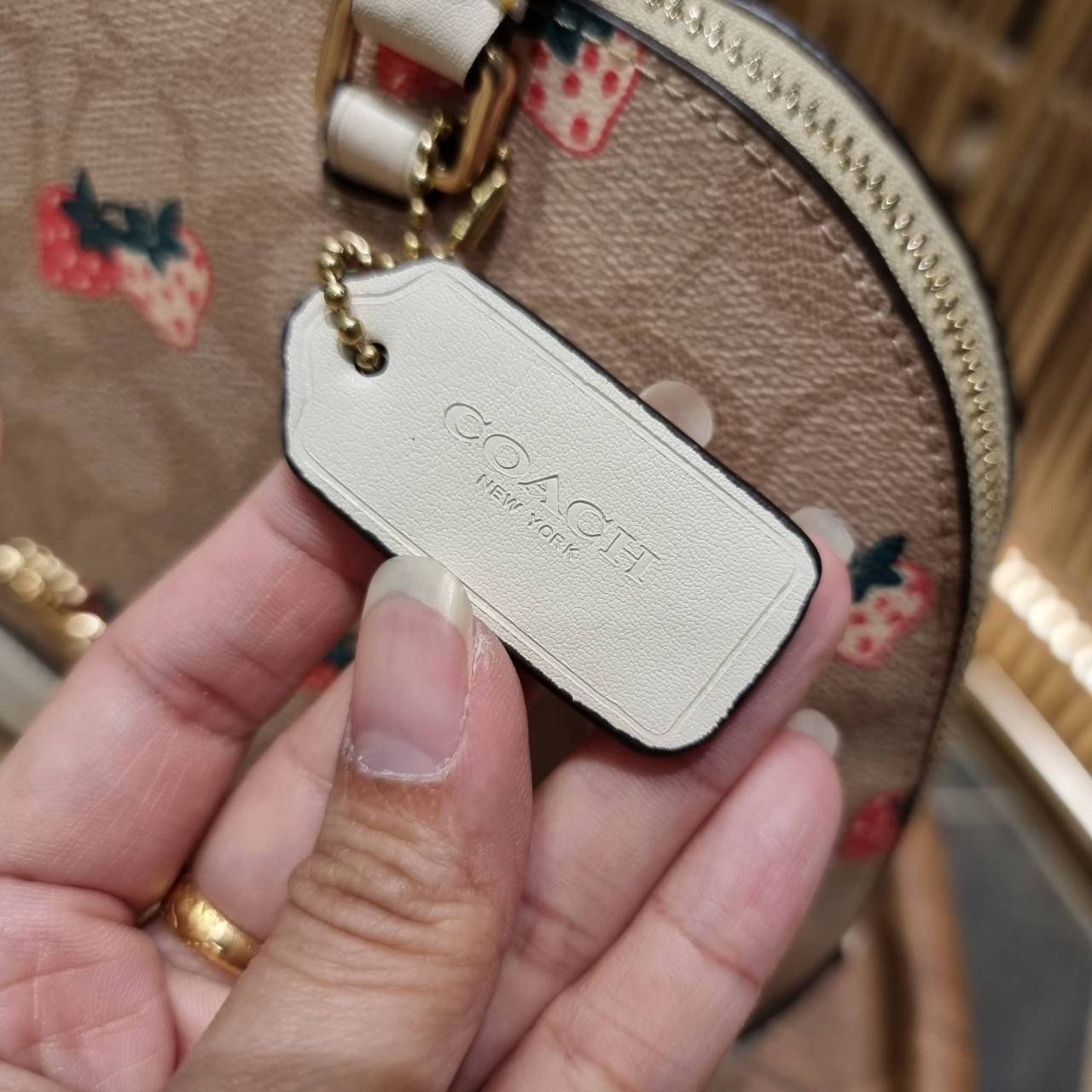 COACH 91514 MINI SIERRA SATCHEL IN SIGNATURE CANVAS WITH STRAWBERRY PRINT สายคุณหนูมารวมตัวกันตรงนี้เลยจ้า!! ละมุนกว่านี้ไม่มีแล้ว กับกระเป๋าทรงโดมสุดคลาสสิค เพิ่มดีเทลลูกเล่นลายสตรอเบอรี่ ให้มีความคิ้วท์แบบไม่เยอะเกินไป ลงตัวพอดี มาพร้อมหูจับในตัวและสายส