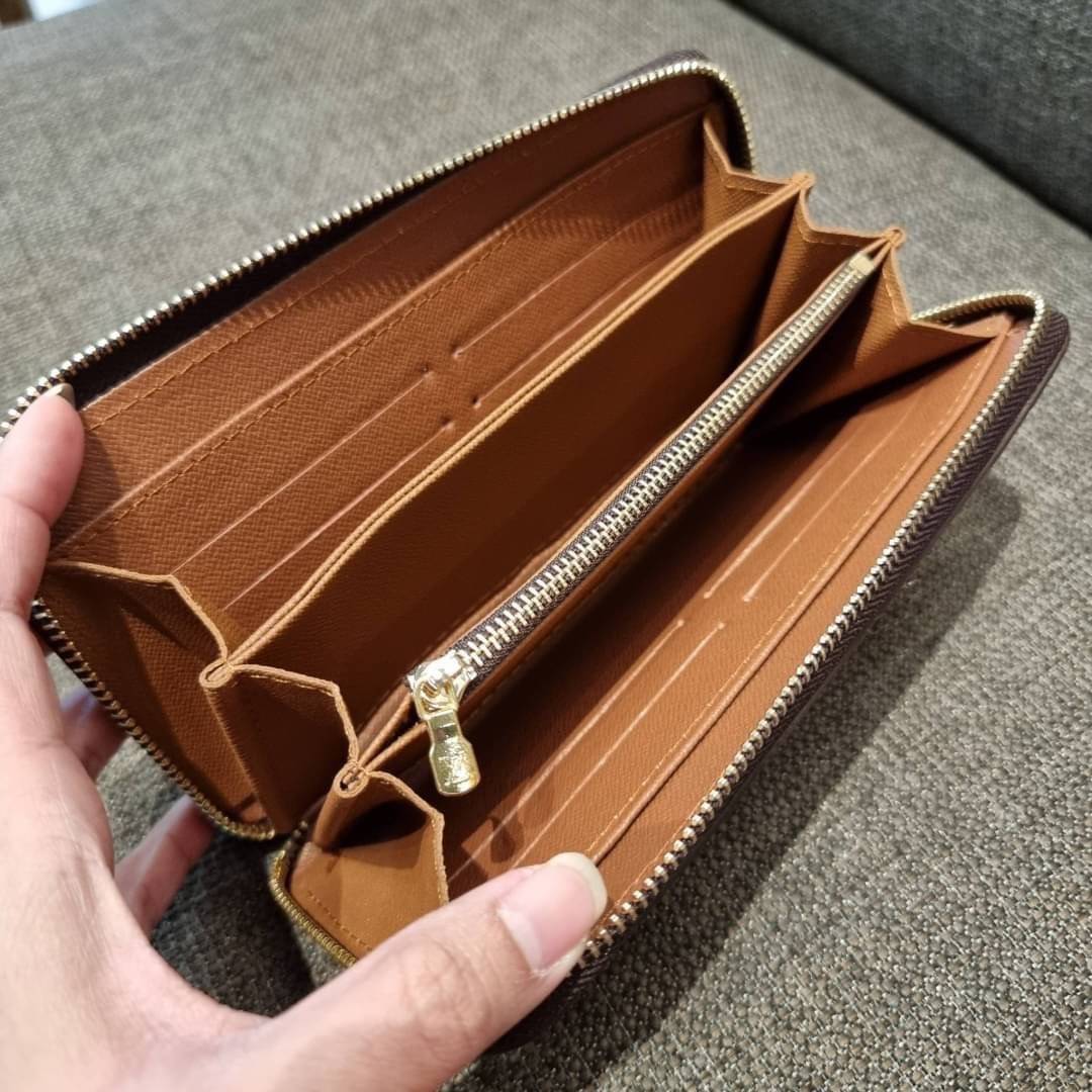 1ซิป LV long wallet ไอเท็มสุดฮิต ติดทุกกระแส แรงไม่เคยตก รุ่น unisex ที่จะหนุ่มๆสาวๆ ก็เลิฟได้หมด!! ใบยาวขนาดกำลังเหมาะมือ ถือแล้วขับผิวทุกสี วัสดุหนังแคนวาส ทนทาน เปิด-ปิดด้วยซิปรอบ ภายในมีช่องใส่บัตรเยอะ แบ่งสัดส่วนสวย ใส่ธนบัตรได้เน้นๆ ใส่เงินไปเลยจ้าห