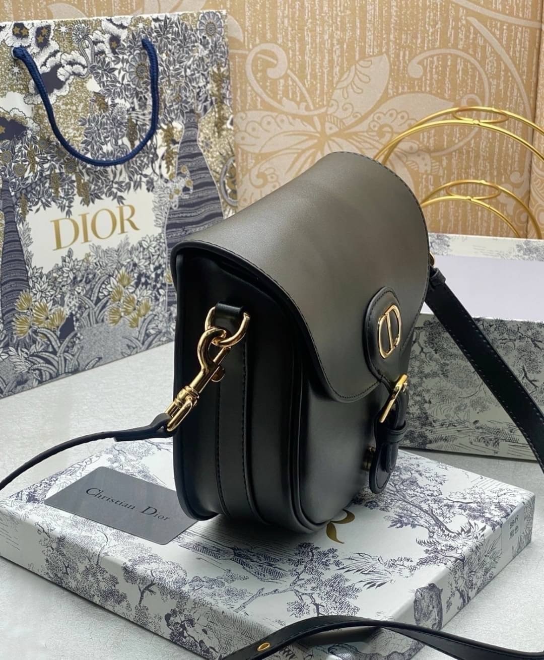 Dior Bobby Medium Bag กระเป๋าสะพายทรงโฮโบรุ่นยอดนิยม คลาสสิคสุดหรู ด้วยสัดส่วนที่กลมกลืนลงตัวอย่างสวยงาม เกรดท็อปออริ ใช้งานต่างประเทศได้