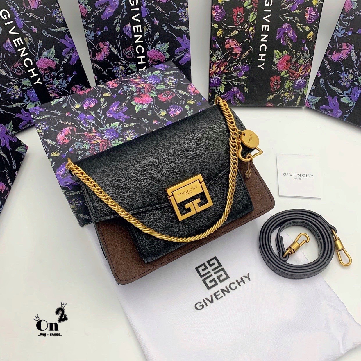 Givenchy GV3 Bag พร้อมส่งที่ไทย กับรุ่นยอดนิยม กระเป๋าสะพายหนังเรียบ เปิดหน้า อะไหล่ทอง งานสวยเป๊ะอะไหล่ปั้มทุกจุด เกรดมิลเลอร์สวยหรู ดูเป็นคนมีเทสดีเลยค่าา ดีไซน์คือสวยมีคลาส มีระดับสุดๆ พร้อมสายโซ่อะไหล่ทอง ละมุนตามากค่าา รุ่นนี้ขายดีมาก ได้มาน้อยด้วยนะ