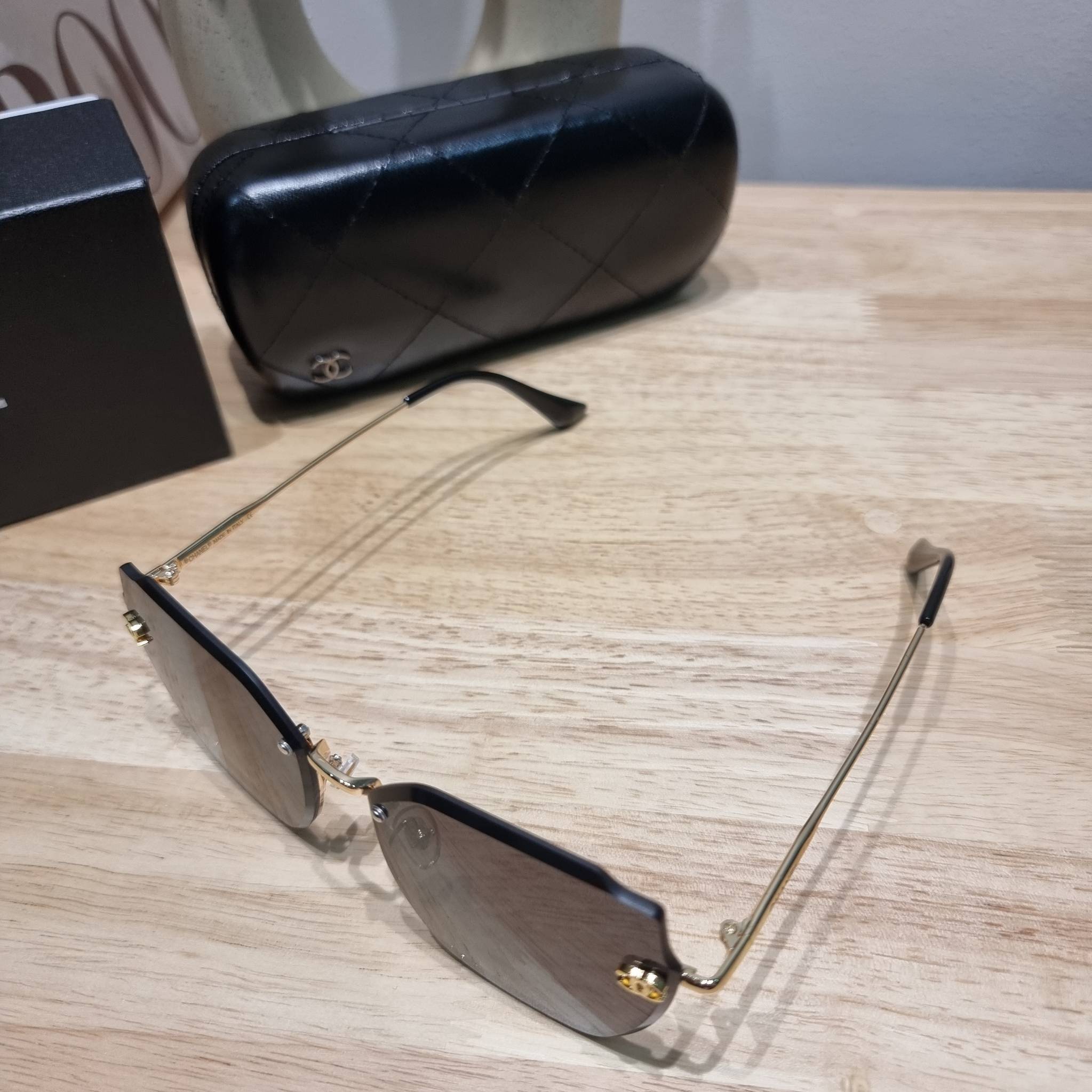 Chanel Sunglasses UV protection gift Box set สุดคุ้ม มาพร้อมอุปกรณ์ครบเซ็ท ดีไซน์ชิคมากแม่!! รับรองไม่ซ้ำใคร ใส่เสริมโหงวเฮ้ง ดูผู้ดี มีพกติดตัวไว้ไม่ตกเทรนด์ ใช้ได้ทุกโอกาส