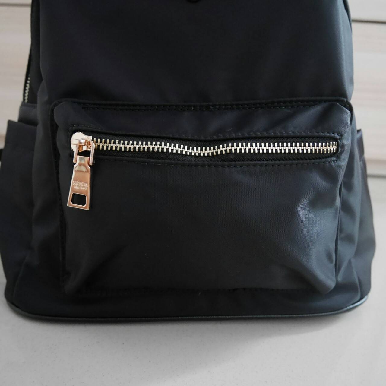 Don't Miss! กลายเป็นรุ่นยอดฮิต ไปแล้วคะ สำหรับ PRADA NYLON MINI BACKPACK กระเป๋าสะพายเป้ Size mini พรีเมี่ยมกิ้ฟจากเคาน์เตอร์ต่างประเทศรุ่น Limited edition ที่ฮ๊อตสุดๆ วัสดุเป็น Nylon เนื้อหนาคุณภาพดีตขนาดกะทัดรัดกำลังดี น้ำหนักเบา ด้านหน้ามาพร้อมโลโ