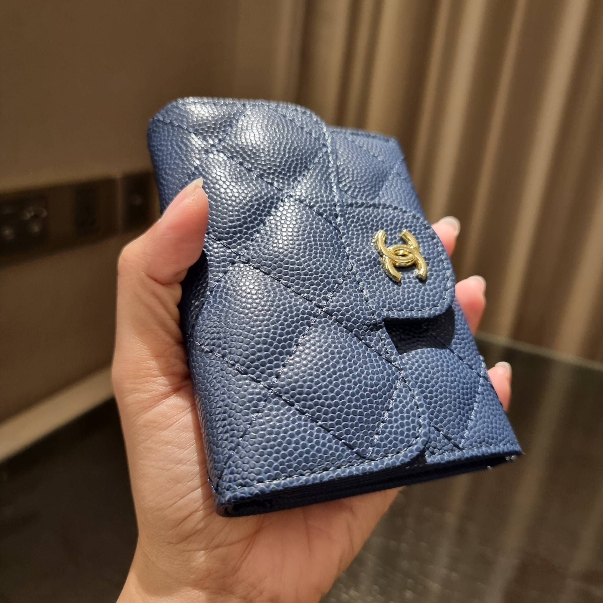 VIP 】มาแล้วจ้า!! รุ่นแนะนำ!! ฮิตติดใจสาวๆ!! กระเป๋าสตางค์ใบสั้นรุ่นฝาพับ จาก Chanel premium for gift เรียบหรู ดูไฮน์ วัสดุหนังสังเคราะห์ลายคาร์เวีย ด้านในเป็นหนังซาฟเฟียโน่ เปิด-ปิดด้วยกระดุมแม่เหล็ก ภายในกระเป๋ามีช่องใส่บัตร ใส่ธนบัตรได้ ดีไซน์เรียบหรูตา