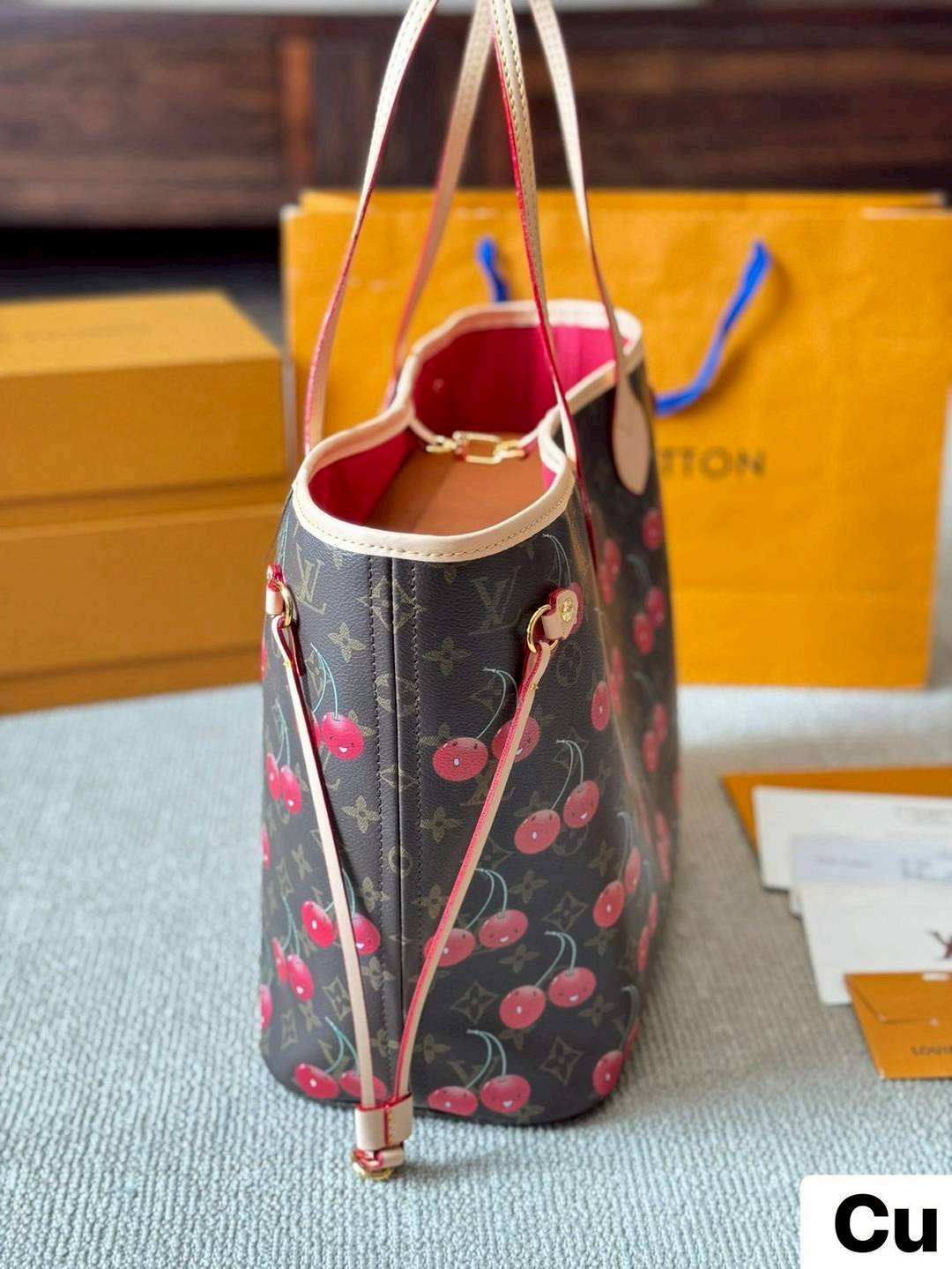 LV x TM Neverfull MM Bag Monogram cherry canvas กระเป๋าสะพายทรงโท้ท ปรับลุคให้มีชีวิตชีวาตกแต่งดีเทลลายเชอร์รี่สีสันสดใส เสริมลุคเรียบหรูเหนือกาลเวลาสมบูรณ์แบบ