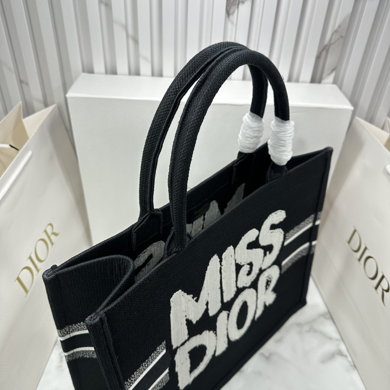 ORI หนังแท้ | Dior BookTote Black Miss Dior Embroidery Tote Bag กระเป๋าทรงโท้ทคอลใหม่ โทนดำคลาสสิก สวยงามและหรูหรา