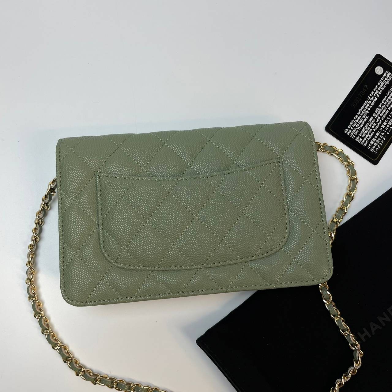 VIP 】หนังแท้ CHANEL WOC style โทนสีพาสเทล กระเป๋าสะพายทรงสวยตลอดกาล วัสดุหนังลายคาเวียร์ เนื้อนุ่ม อยู่ทรงคุณภาพดีตามแบบฉบับของแบรนด์ น้ำหนักเบา ด้านหน้ามีโลโก้แบรนด์อะไหล่หรู มีช่องใส่บัตร ใส่ของจุกจิก เปิดปิดด้วยฝาปิดกระดุม ซับในหนัง ตัวจริงสวยมากๆถูกใจ