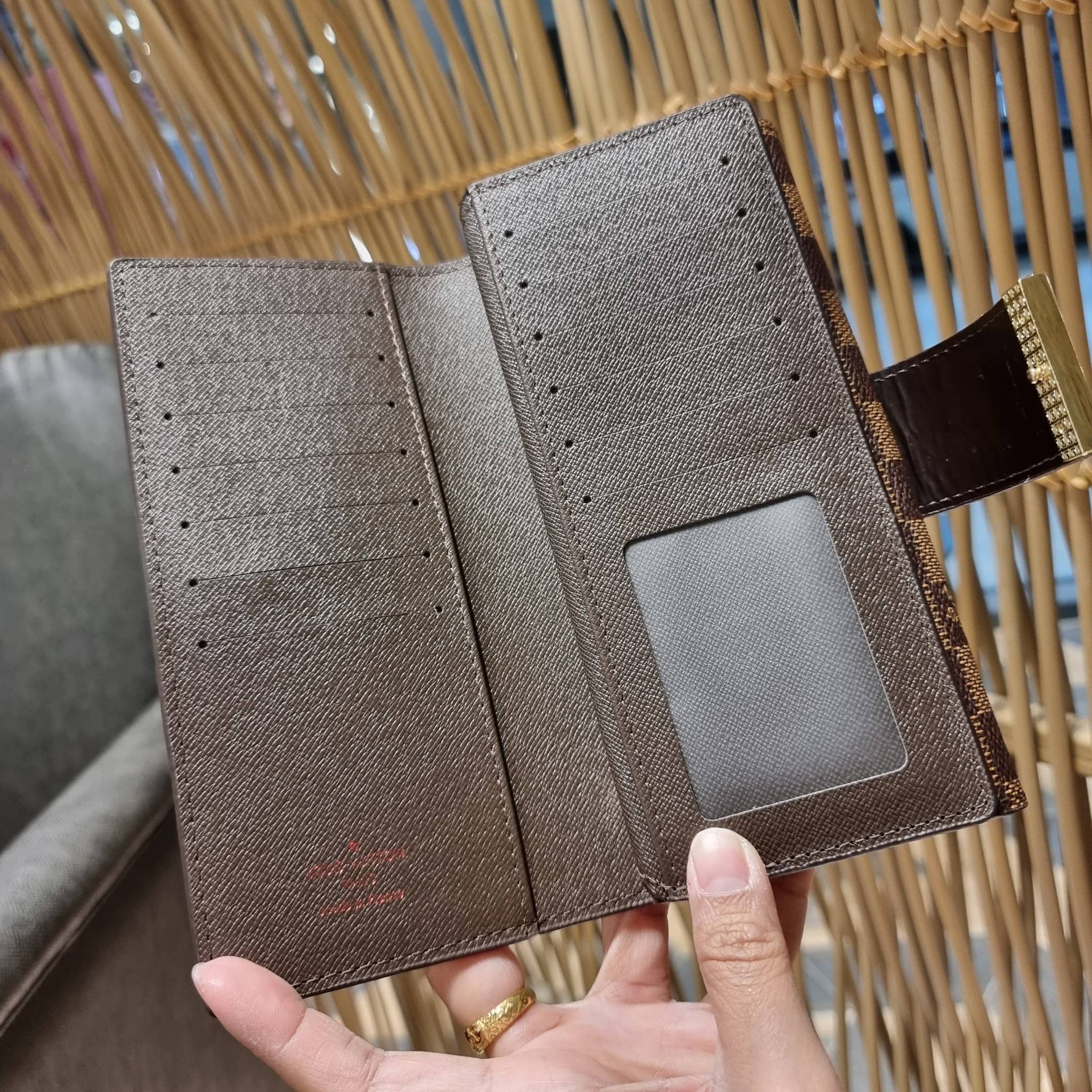 VIP 】ได้เวลาเปลี่ยนกระเป๋าสตางค์รับทรัพย์กันแล้ว!! LV vip wallet กระเป๋าสตางค์พรีเมี่ยมกิ๊ฟ เป็นไอเท็มหายาก ที่สาวๆต้องว้าว!! ใบยาวขนาดกำลังเหมาะมือ ถือแล้วขับผิวทุกสี วัสดุหนังแคนวาส ทนทาน เปิด-ปิดด้วยกระดุม ภายในมีช่องใส่บัตรเยอะมาก แบ่งสัดส่วนสวย ใส่ธน