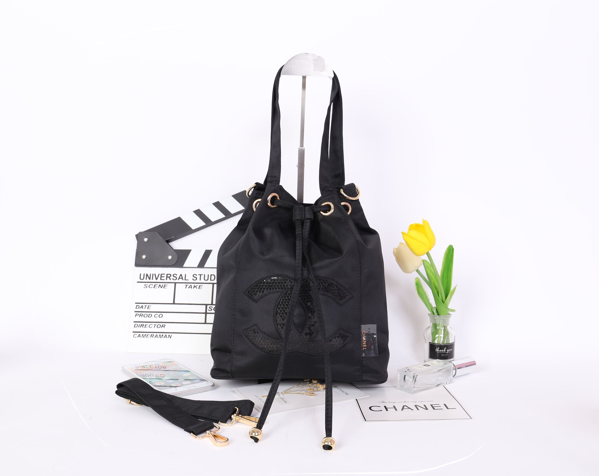 Chanel Drawstring Cross-body Bag (2017) วัสดุ (Material) : Nylon กระเป๋าจากแบรนด์ chanel รุ่นใหม่ปี 2017 มาแล้วค่า ไม่ต้องบรรยายดูจากรูปได้เลย สวยมาก ได้ลุคคุณหนูมากกก ตรงอะไหล่ทองปั๊มโลโก้ อย่างดี เป็นทรงกระดุมแม่เหล็กค่ะ