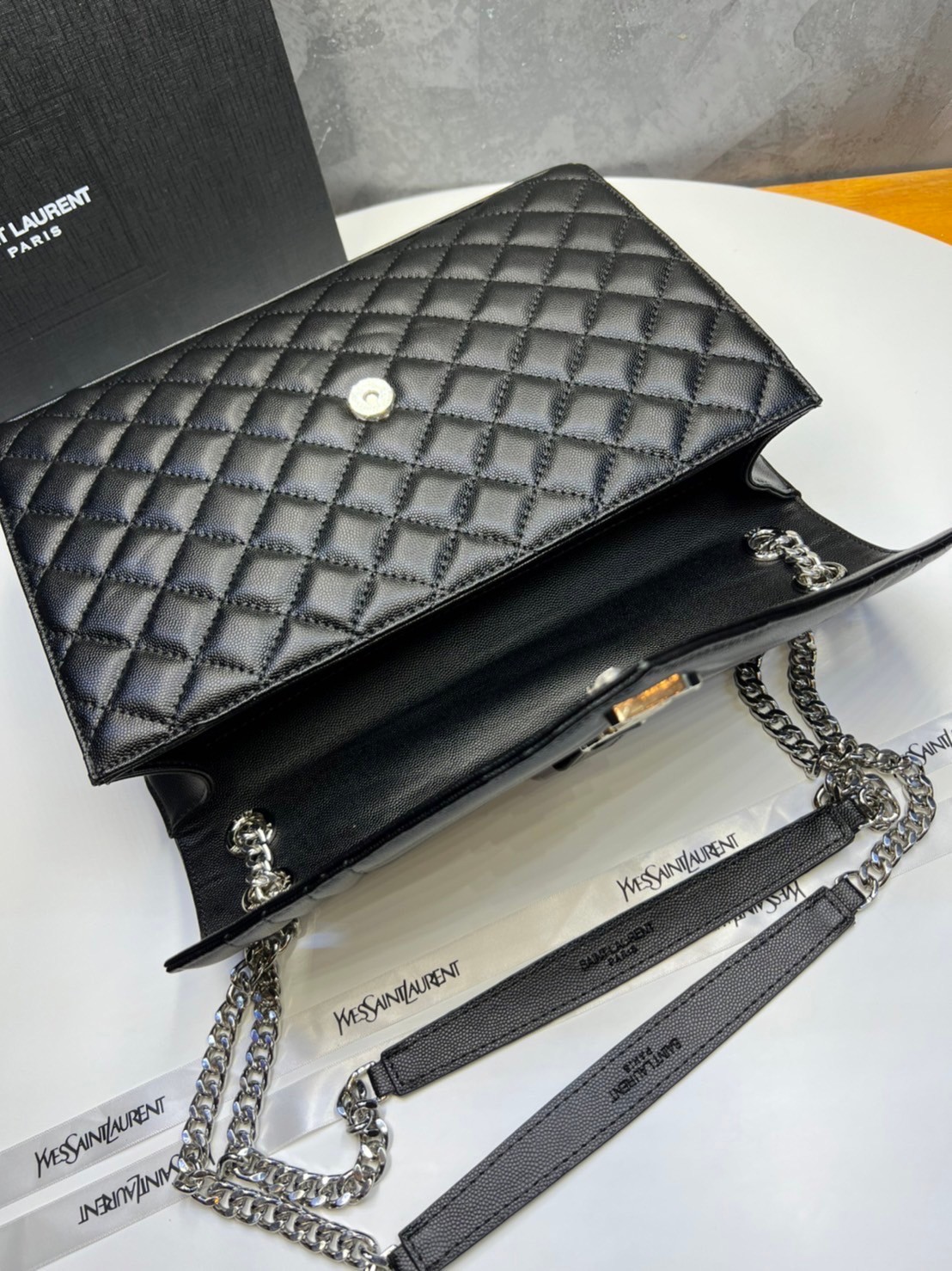 หนังแท้ YSL Saint Laurent Large Cassandra quilted shoulder bag กระเป๋าสะพายใบใหญ่ ดีไซน์ทรงสวยหรู ตอบโจทย์ได้ทุกสไตล์ ภาพสินค้าถ่ายจากงานขายจริง ใช้งานต่างประเทศได้