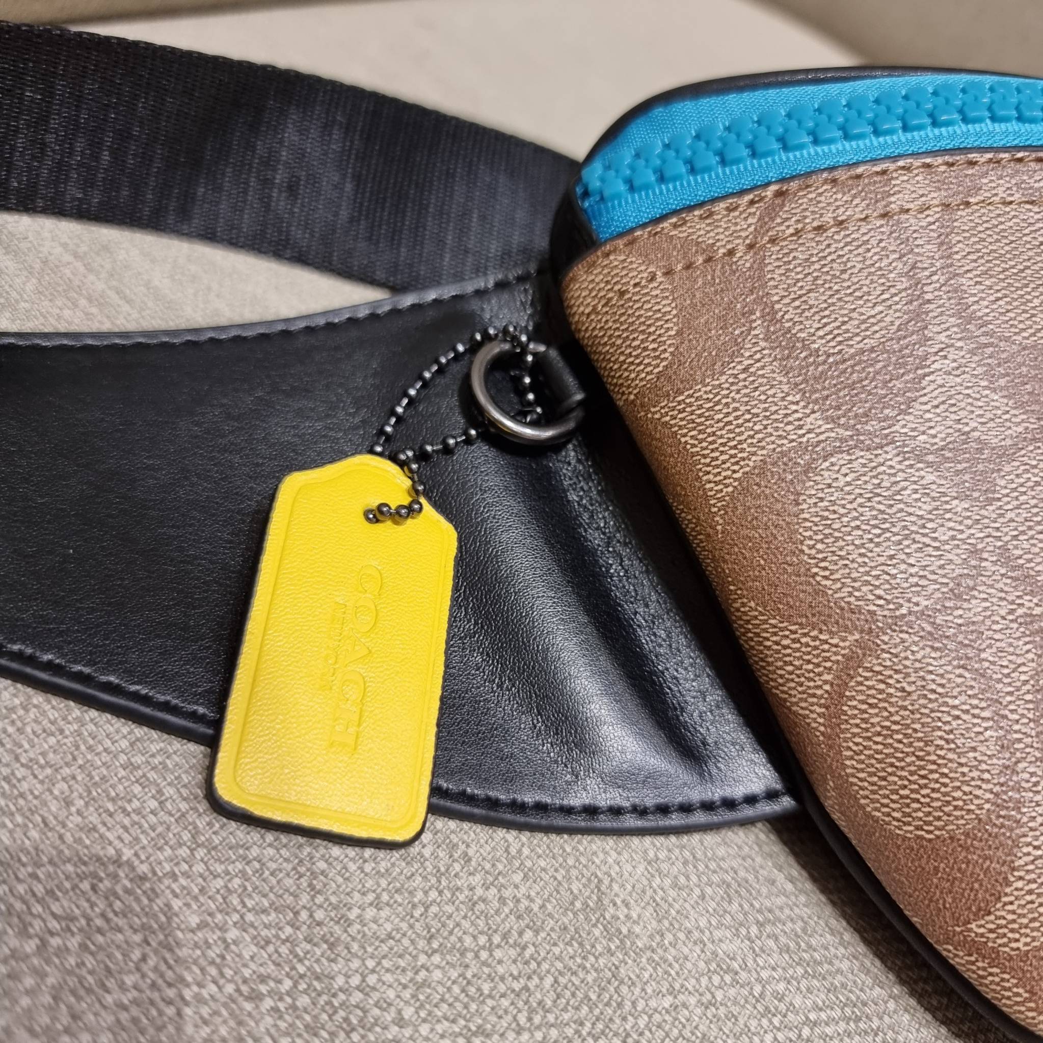 COACH F72931 TERRAIN BELT BAG IN SIGNATURE CANVAS กระเป๋าคาดอก ดีไซน์สุดเท่ มองยังไงก็ไม่มีเบื่อ ด้วยรูปลักษณ์ และความคลาสสิค ผสานกันอย่างลงตัว วัสดุหนังแคนวาสสลับหนังแท้ มีช่องซิปแบ่งเป็นสัดส่วน ด้านหลังบุนวมและมีช่องซิปไปอีก!! ภายในโล่งกว้าง ใส่กระเป๋าส