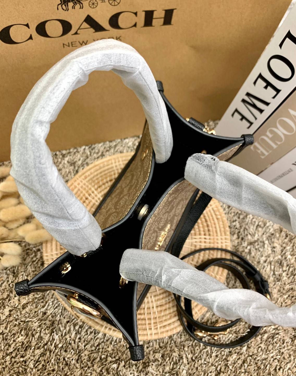 น่าใช้มากๆ สวยเกินราคาไปเลยจร้าา😘 COACH FIELD TOTE 22 SMALL BAG ((C5122)) พร้อมส่งความสวยที่ไทยค่ะ! กระเป๋าหิ้วหรือสะพายข้างได้ หนังแท้นิ่ม ใบจริงสวยมากๆเลยค่ะ ปากกระเป๋าแบบกระดุมแม่เหล็ก ภายในกว้างใส่ของจำเป็นของสาวๆได้เยอะเลย มีช่องซิปและช่องเล็