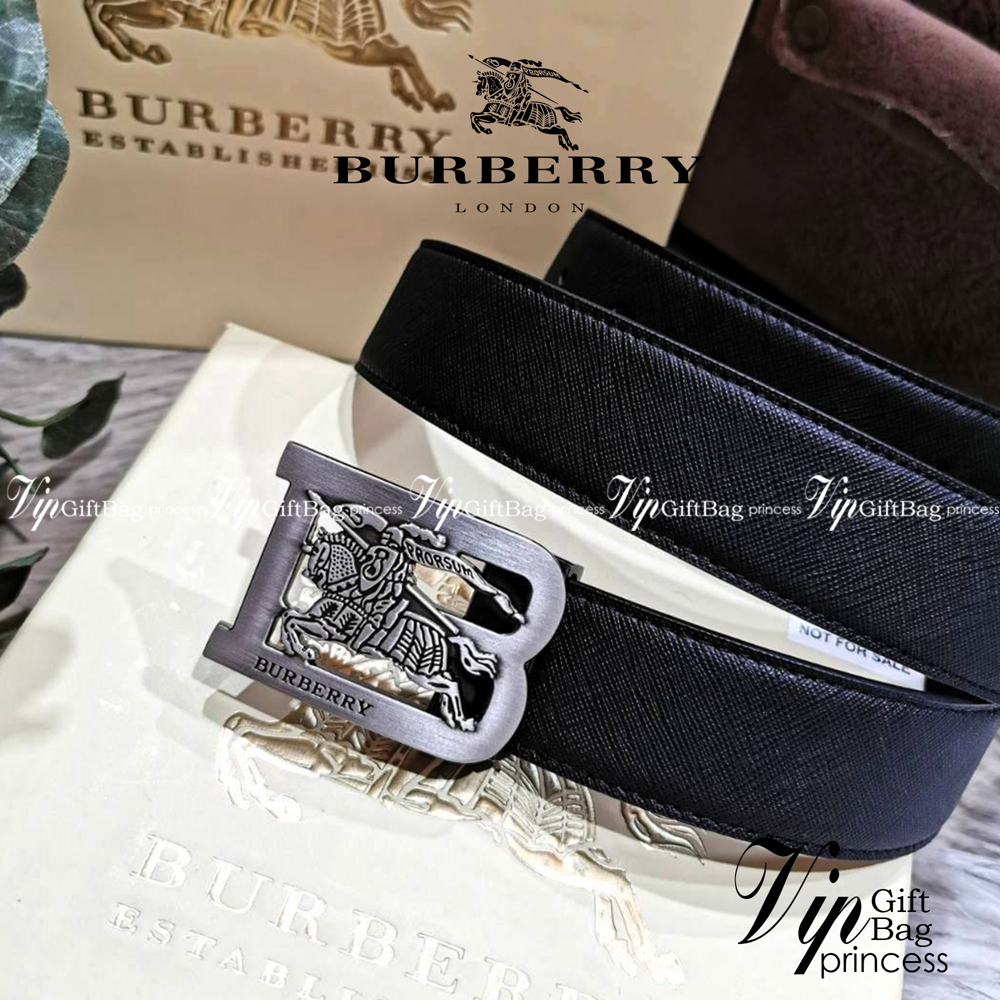 Burberry Leather Belt VIP Gift With Purchase (GWP) เข็มขัดหนังแท้ดีไซน์สวยหรูคลาสสิคพรีเมี่ยมกิ๊ฟ Limited Edition จาก Burberry DutyFree Counter โดดเด่นที่หัวเข็มขัดโลโก้แบรนด์พร้อมสายเข็มขัดหนังแท้ Saffiano สีดำสุดคลาสสิคเอ้าได้กับทุกชุดไม่มีเอ้าท์ ใน Ori