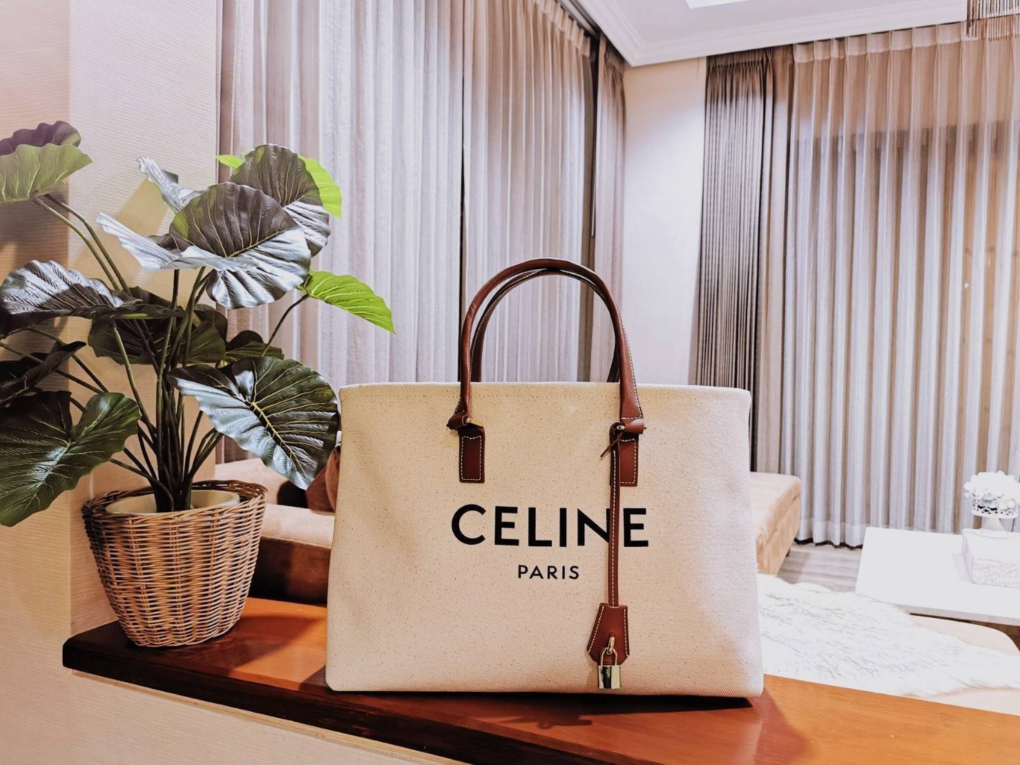 พรีเมี่ยมกิ๊ฟแท้ 100% 】CELINE PHANTOM TOTE BAG VIP GIFT WITH PURCHASE (GWP) พรีเมี่ยมกิ๊ฟ Limited Edition จาก CELINE PERFUME DUTYFREE COUNTER วัสดุ Canvas & Grained cowhide ดีไซน์ทรง Shopping ขนาดใหญ่กำลังดี เนื้อหนาแข็งแรง น้ำหนักเบา