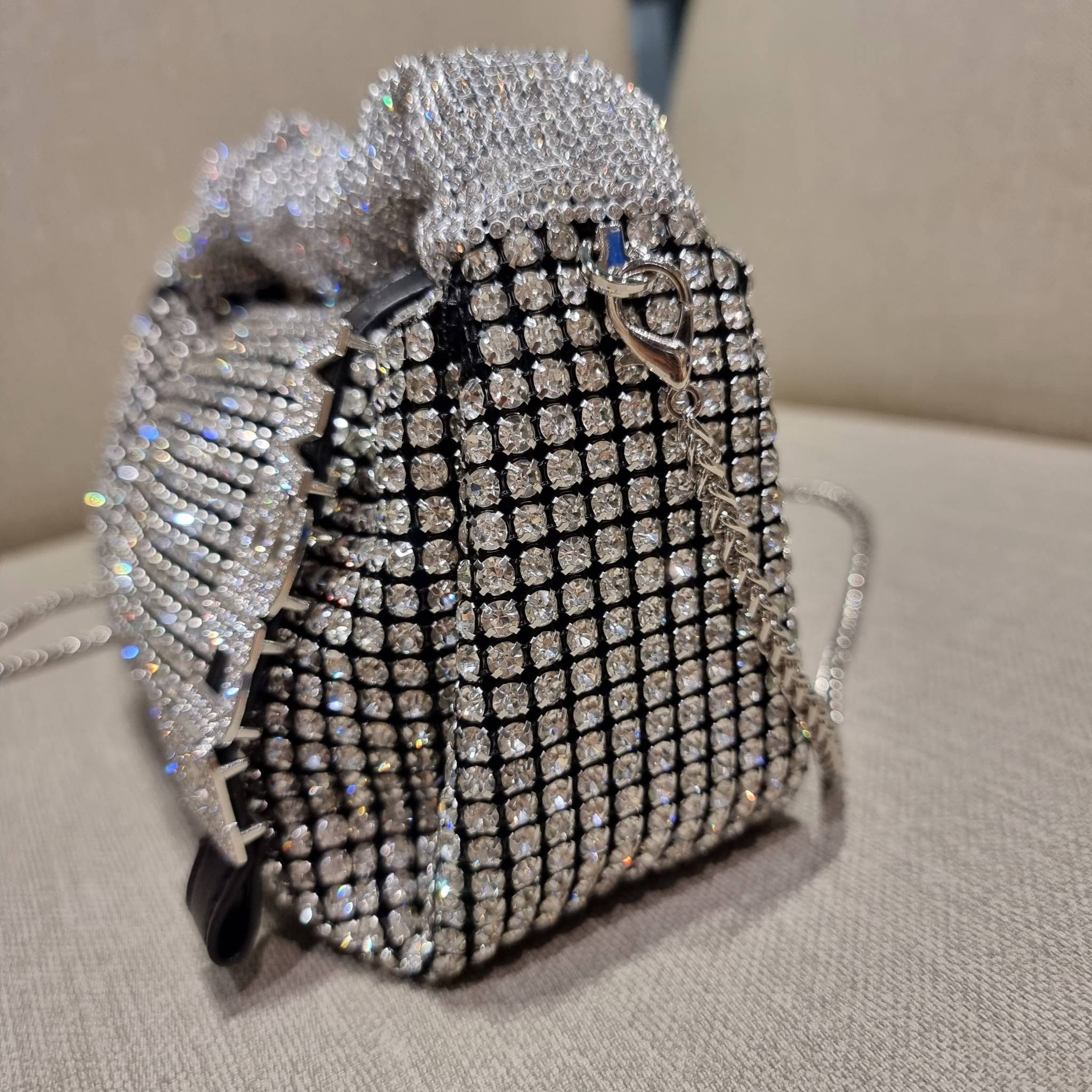 ALEXANDER WANG EXCLUSIVE POUCH IN RHINESTONE MESH ใหม่ล่าสุด เอ็กซ์คลูซีฟไอเท็ม ที่หรูเลิศกว่าใคร กระเป๋าพอชตกแต่งพลอยเทียมรอบใบ ยันหูจับ!! หรูหรา โดดเด่น ดูแพง ด้วยการตัดเย็บเรียงร้อยลงบนตาข่ายเนื้อละเอียด ทำให้ดูดีมีราคางดงามจริงๆ ดีไซน์ทรงพอช ถือใช้งาน