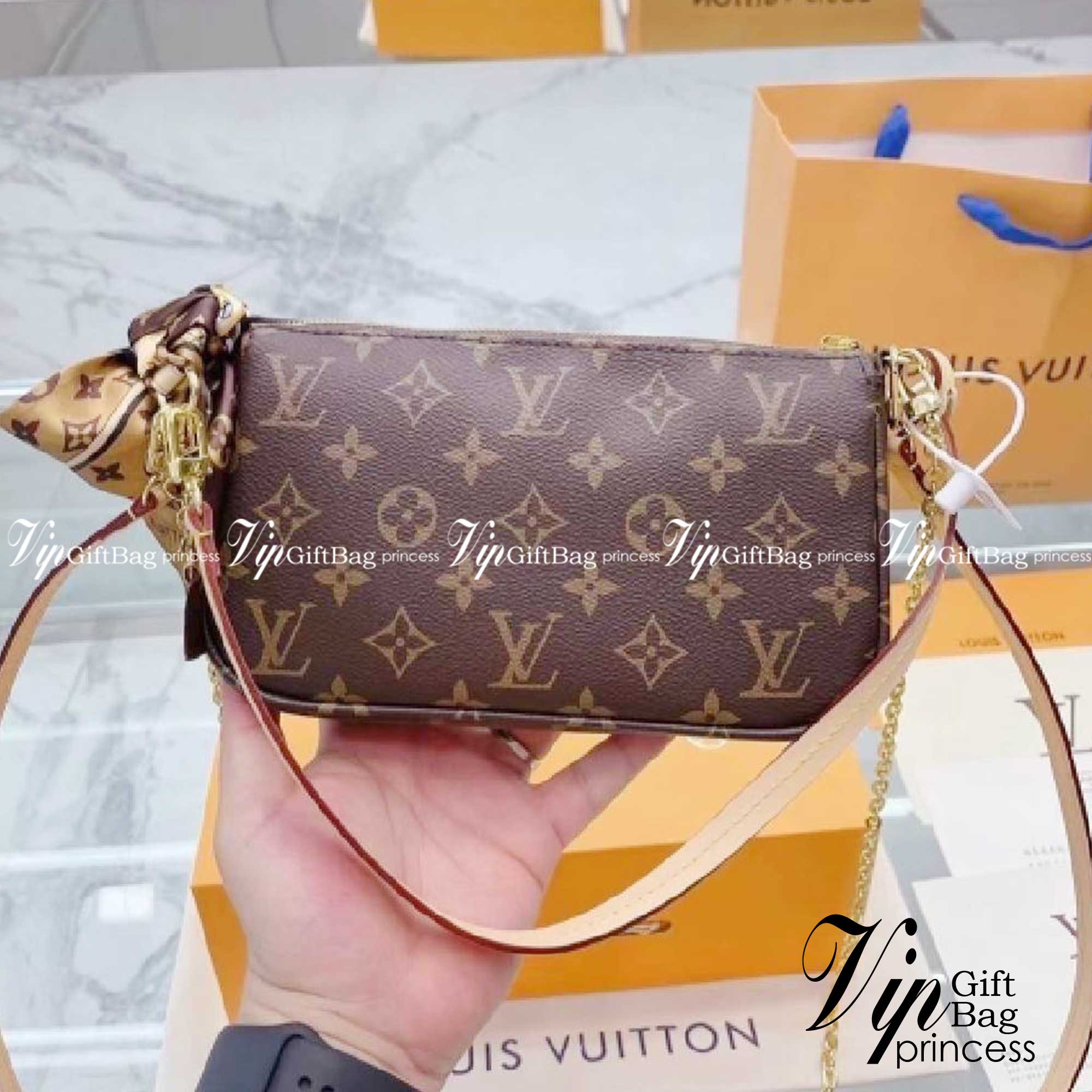 LV POCHETTE ACCESSOIRES กระเป๋าสะพายทรงพอช สุดฮอต ดีงาม ดีไซน์คลาสสิควินเทจ ขนาดกำลังสวย ประหยัดพื้นที่ มาพร้อมสายคล้องโซ่ และสายสะพายหนัง เป็นไอเท็มที่เหมาะในทุกโอกาส สะพายปรับลุคได้หลายสไตล์ รับรองคุ้มค่าจริงๆจ้า
