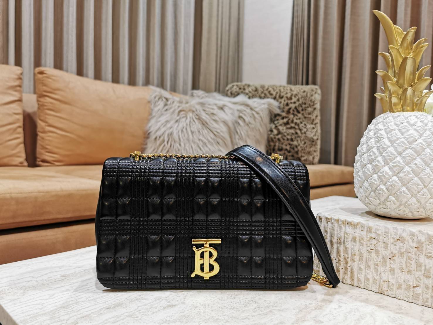 BURBERRY FRAGRANCES QUITED LAMBSKIN BAG VIP GIFT WITH PURCHASE GWP พรีเมี่ยมกิ๊ฟ Limited จาก BURBERRY Perfume DutyFree หนังแท้ Lambskin นิ่มสวยหรูดูดี เปิดปิดด้วยฝาปิดสัญลักษณ์รูปตัวB ภายในโล่งกว้าง ใส่มือถือ กระเป๋าสตางค์ได้ มาพร้อมสายสะพายโซ่ทองต่อหนังร