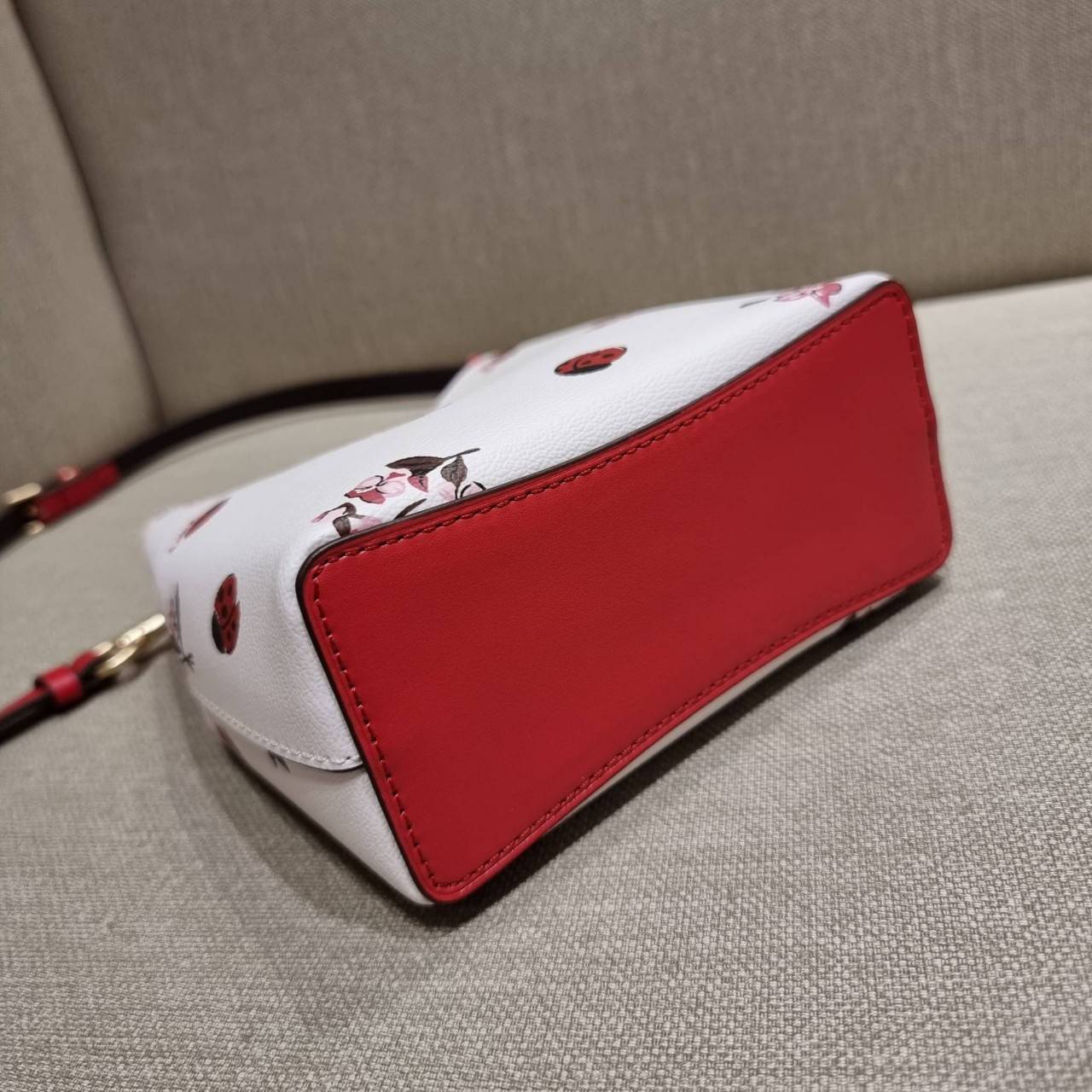 COACH MINI TOWN BUCKET BAG IN SIGNATURE CANVAS WITH VINTAGE MINI ROSE PRINT ((7270 7268 7267)) คอลเลคชั่นใหม่ล่าสุด!! น้องสาวคนสวยมาแล้วจ้า สดใสต้อนรับเทศกาลคริสต์มาส 🎅🎄 กระเป๋าบัคเก็ต ไซส์มินิ ใบจริงน่ารักม้าก!! น่าใช้แบบที่สุด วัสดุหนังแ