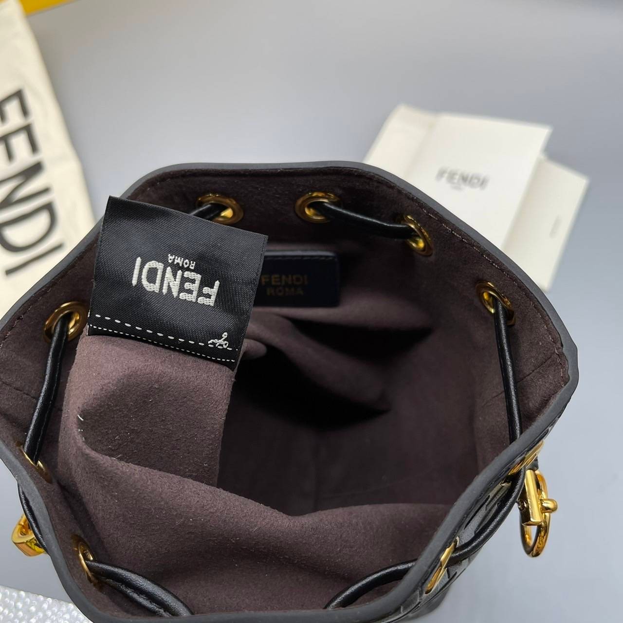 หนังแท้ FENDI MON TRESOR BUCKET BAG พร้อมส่งที่ไทย ภาพสินค้าถ่ายจากงานขายจริง ใช้งานต่างประเทศได้ค่ะ
