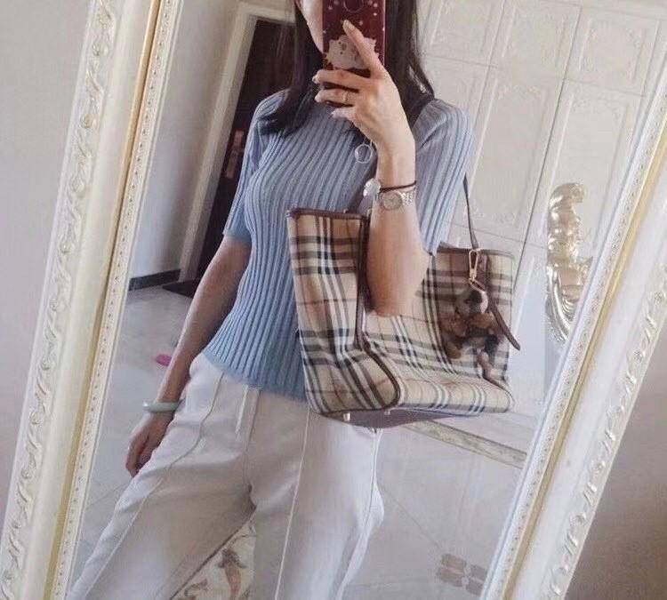 พรีเมี่ยมกิ๊ฟแท้ 100% 】BURBERRY TOTE VINTAGE BAG VIP GIFT WITH PURCHASE (GWP) พรีเมี่ยมกิ๊ฟ Limited Edition จากBURBERRY วัสดุหนังCANVASสลับหนัง เปิดปิดด้วยกระดุมแม่เหล็ก ภายในมีช่องใส่ของโล่งกว้าง