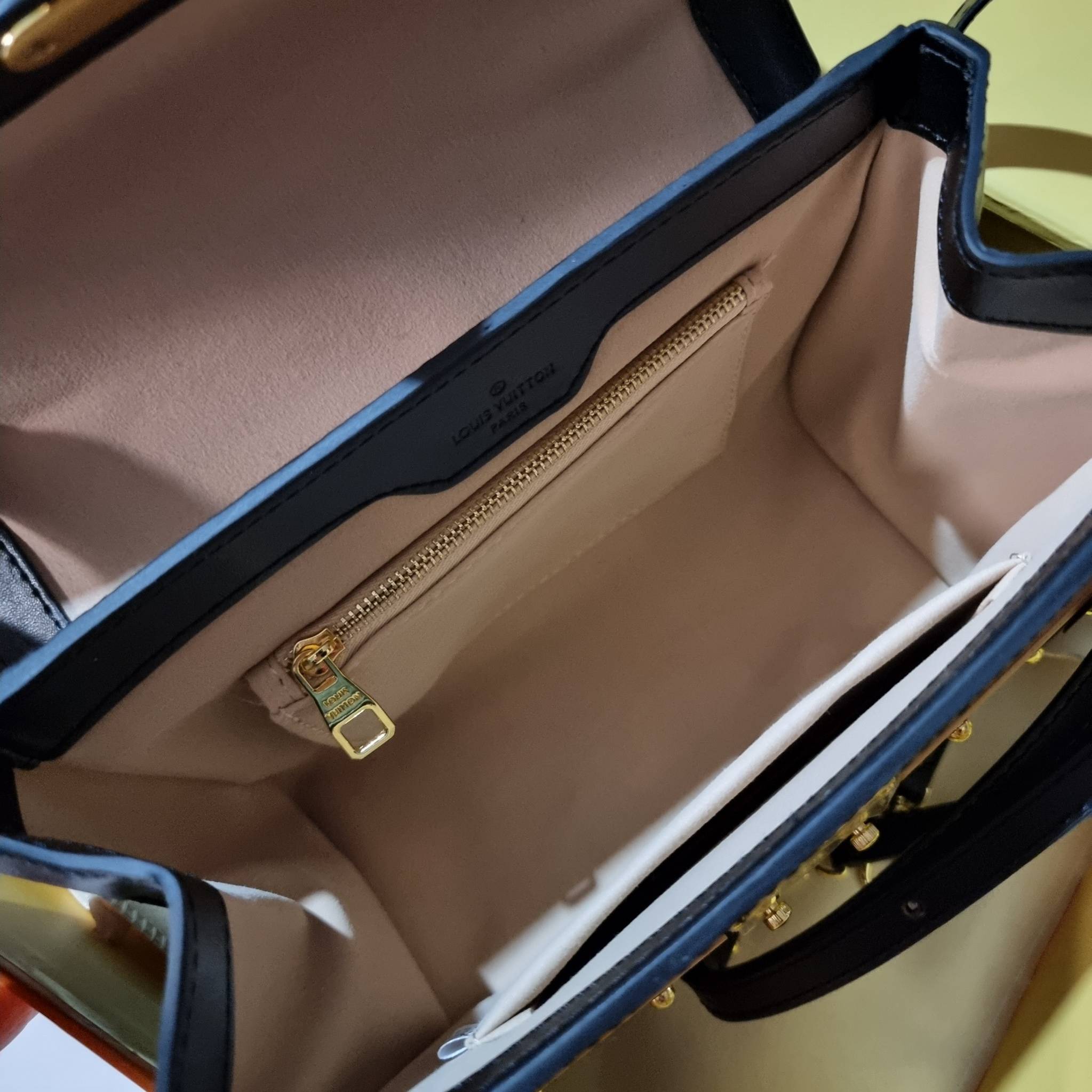 ใหม่ล่าสุดจาก LV monogram vintage box bag มาพร้อม box set สุดหรูรุ่นนี้ดีเทลยอดเยี่ยม เก็บรายละเอียดได้ดีและโดดเด่น ถือแล้วผู้ดีมาก!! วัสดุหนังแคนวาสสลับหนังแท้ เปิด-ปิดด้วยตัวบีบล็อค แน่นหนา ภายในโล่งกว้าง เลิศตรงที่เก็บทรง ขยายทรงด้านข้างได้ คอนโทรลด้วย