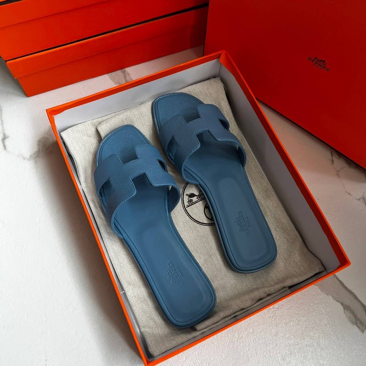 หนังแท้ Hermes sandal Epsom leather รองเท้าแตะงานสั่งตัตใช้สลับแท้ เกรดออริจินอล 1:1 เกรดเหมือนสุด มี series code ทุกคู่ งานตัดเย็บปราณีตละเอียด ใส่สบาย ไม่ลื่น ใช้ทนนาน เกรดนี้คุ้มมาก ไม่ผิดหวังค่ะ ภาพสินค้าถ่ายจากงานขายจริง ใช้งานต่างประเทศได้